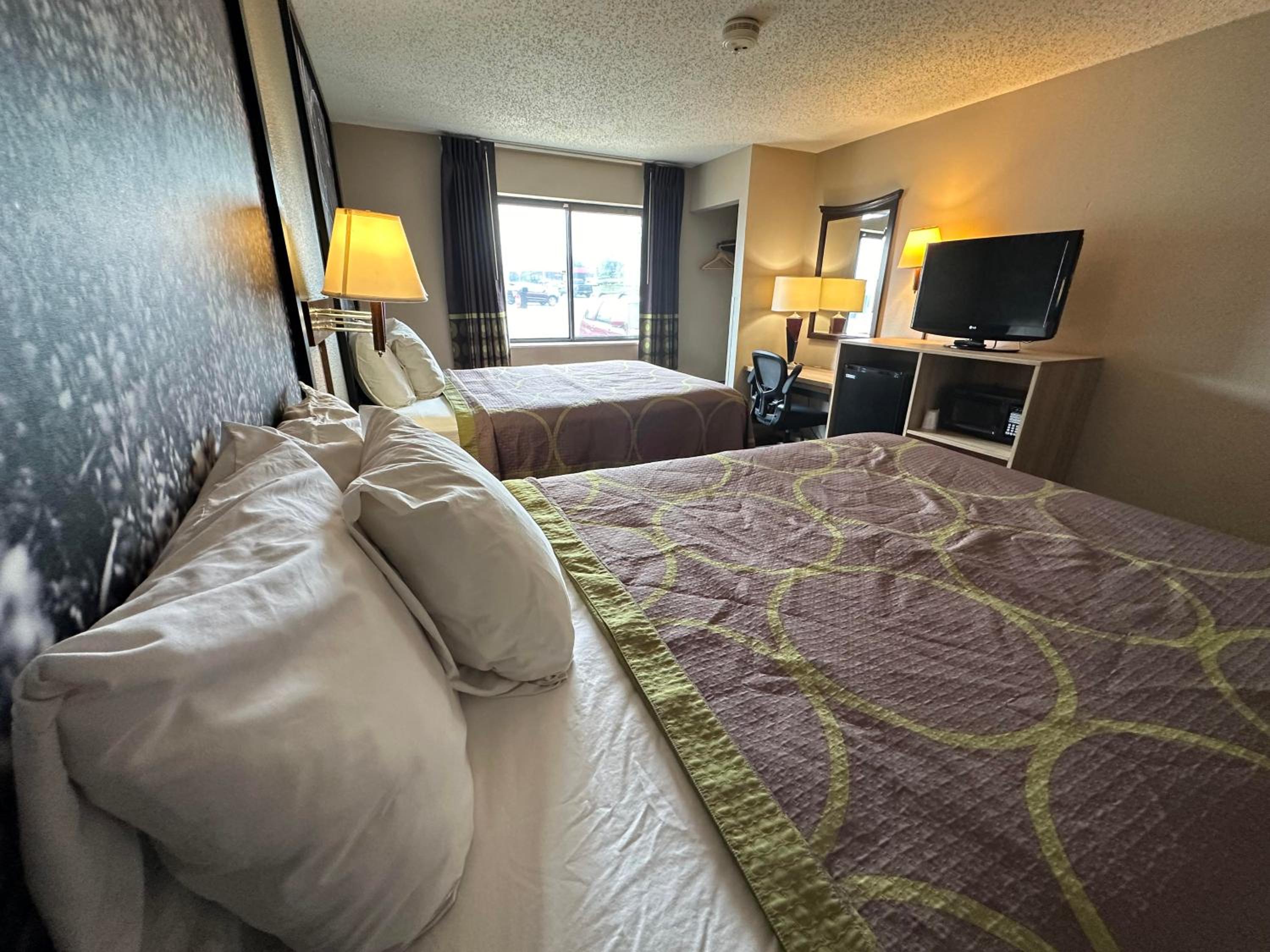 Queen Room with Two Queen Beds - Non-Smoking - Photo 4