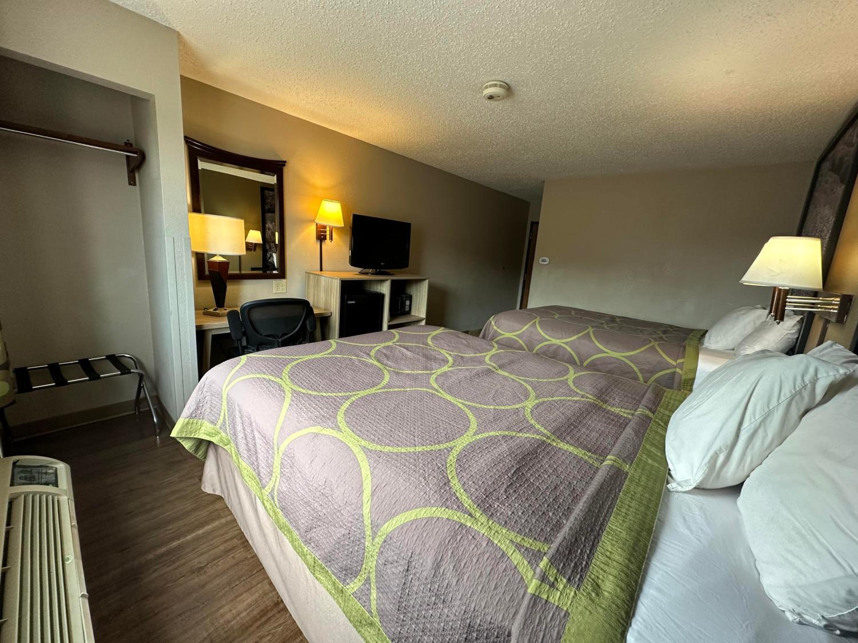 Queen Room with Two Queen Beds - Non-Smoking - Photo 3