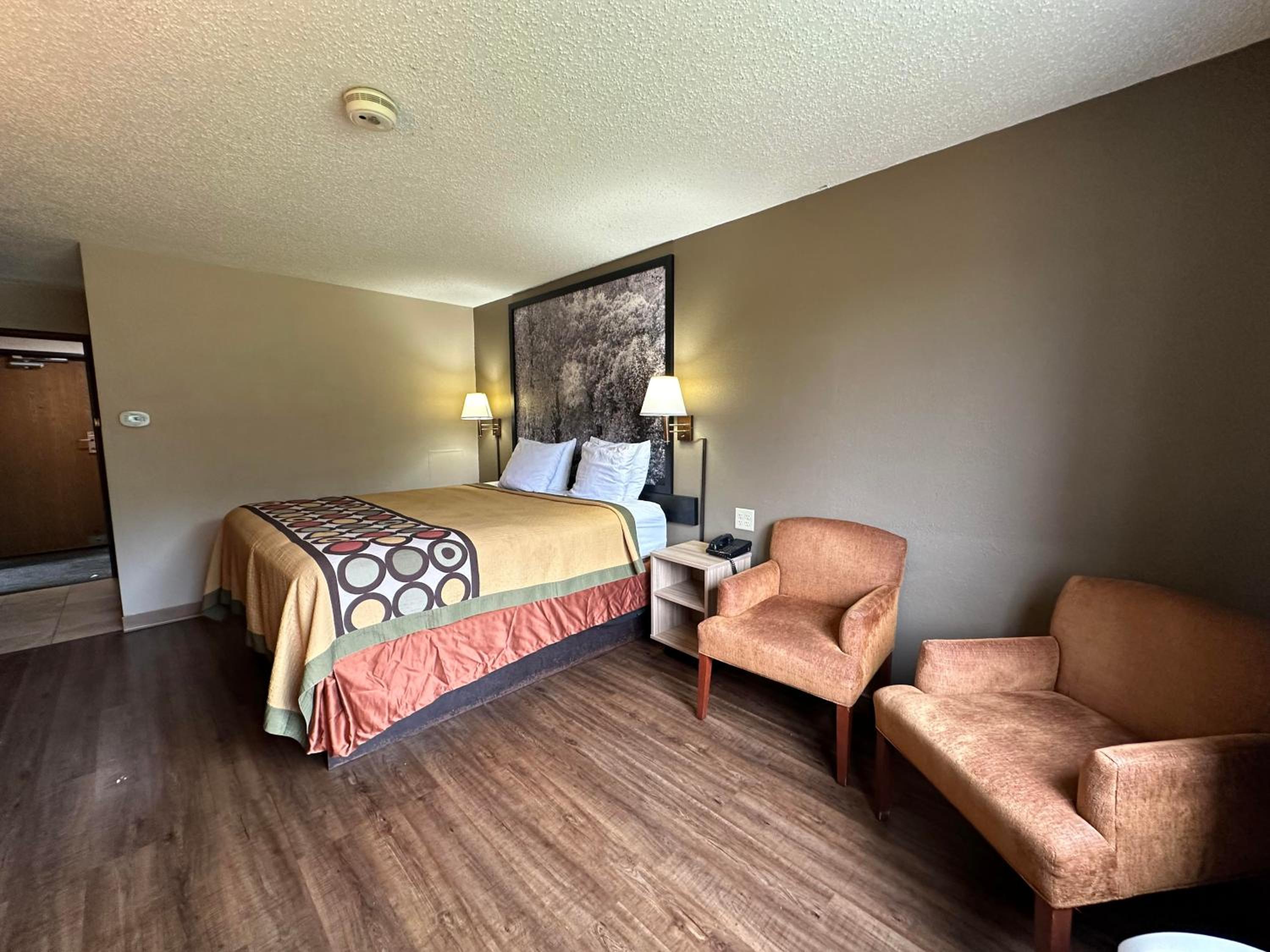 King Room - Non-Smoking - Photo 6