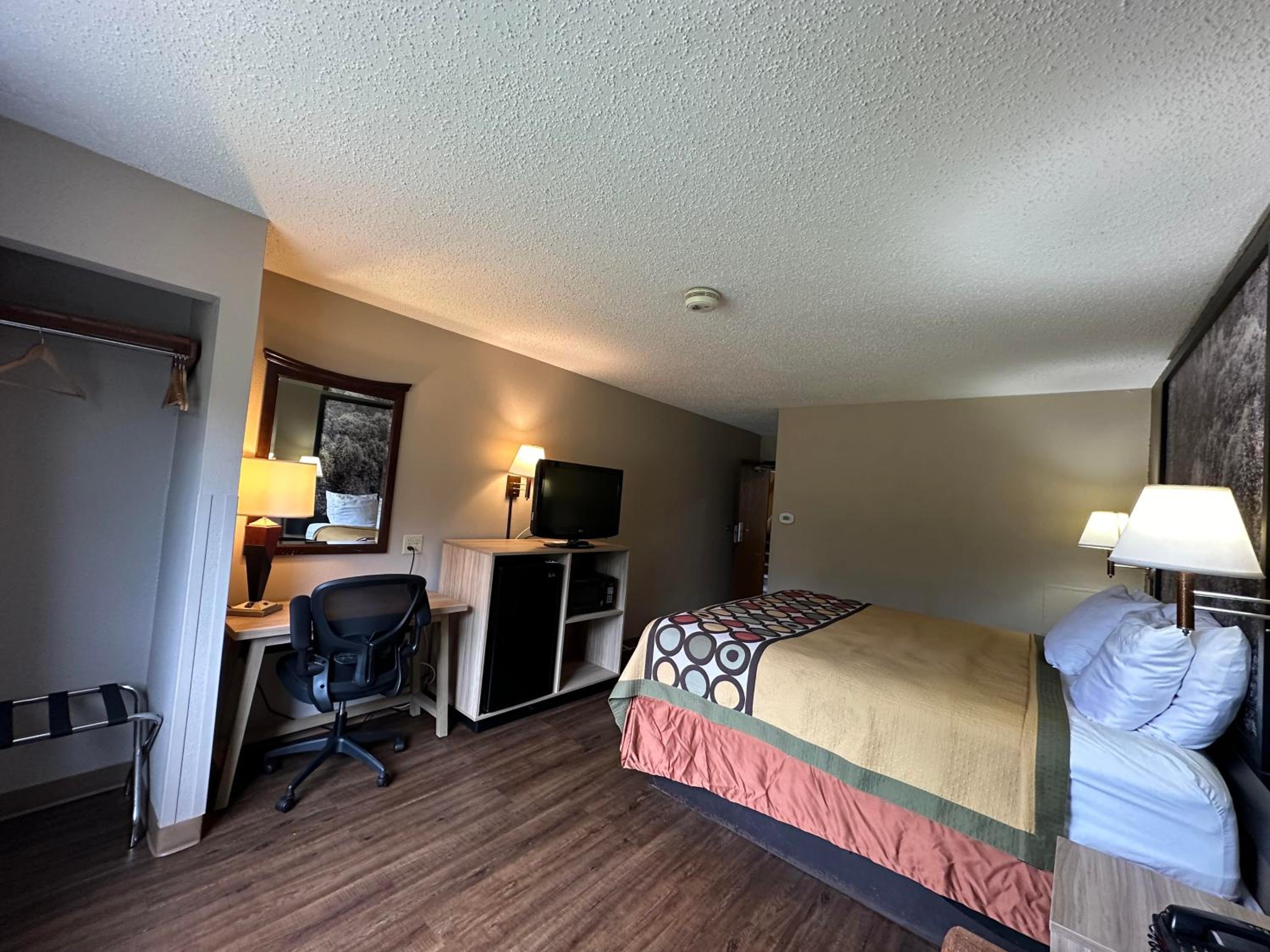 King Room - Non-Smoking - Photo 4