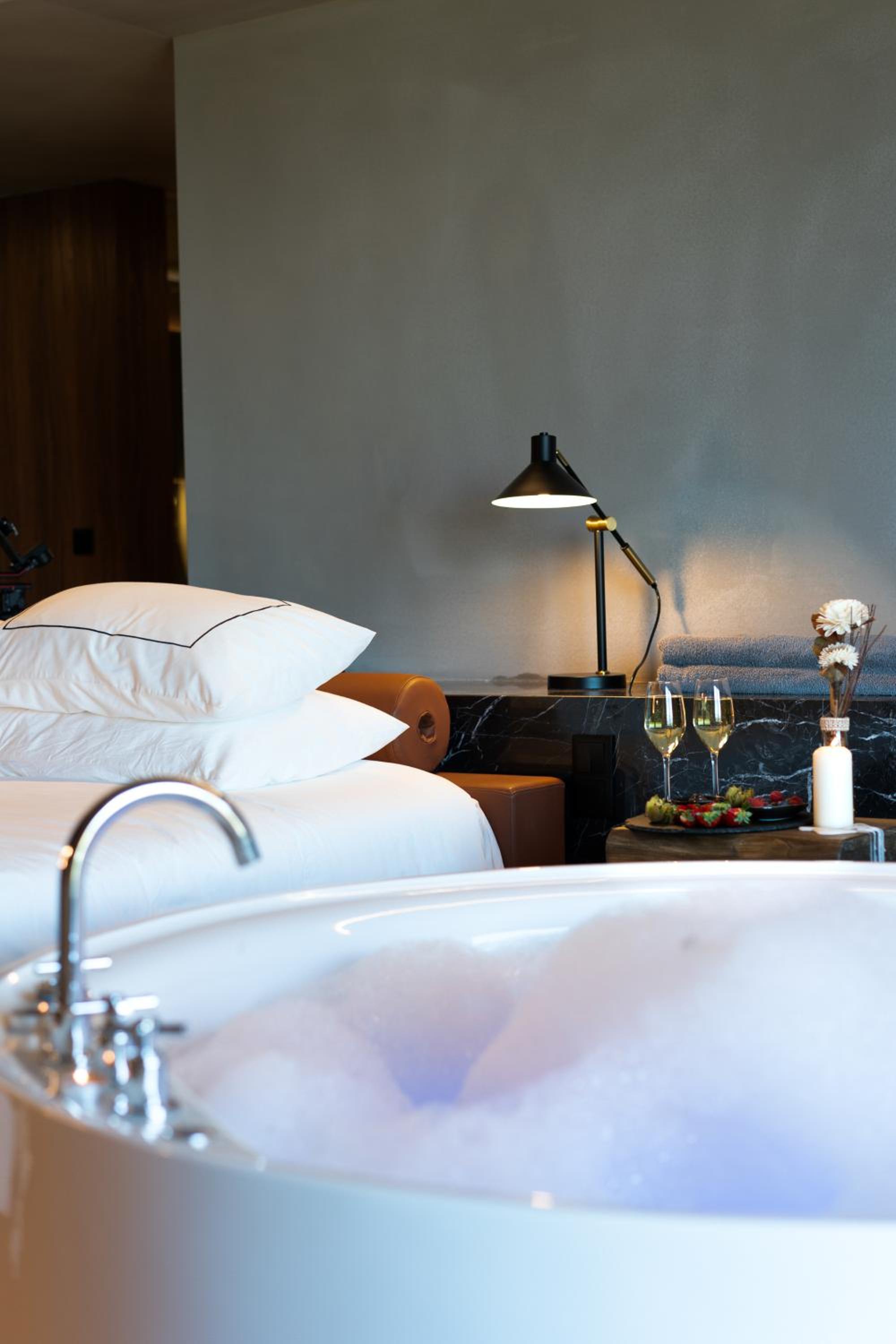 Suite with Jacuzzi and Mountain View - Photo 5
