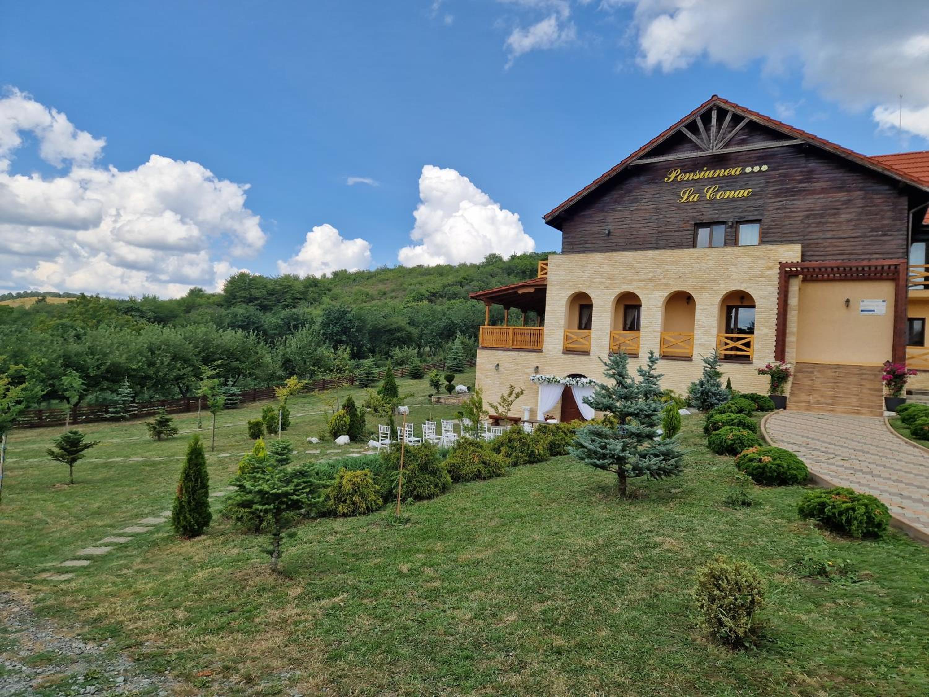 Six-Bedroom House photo 3