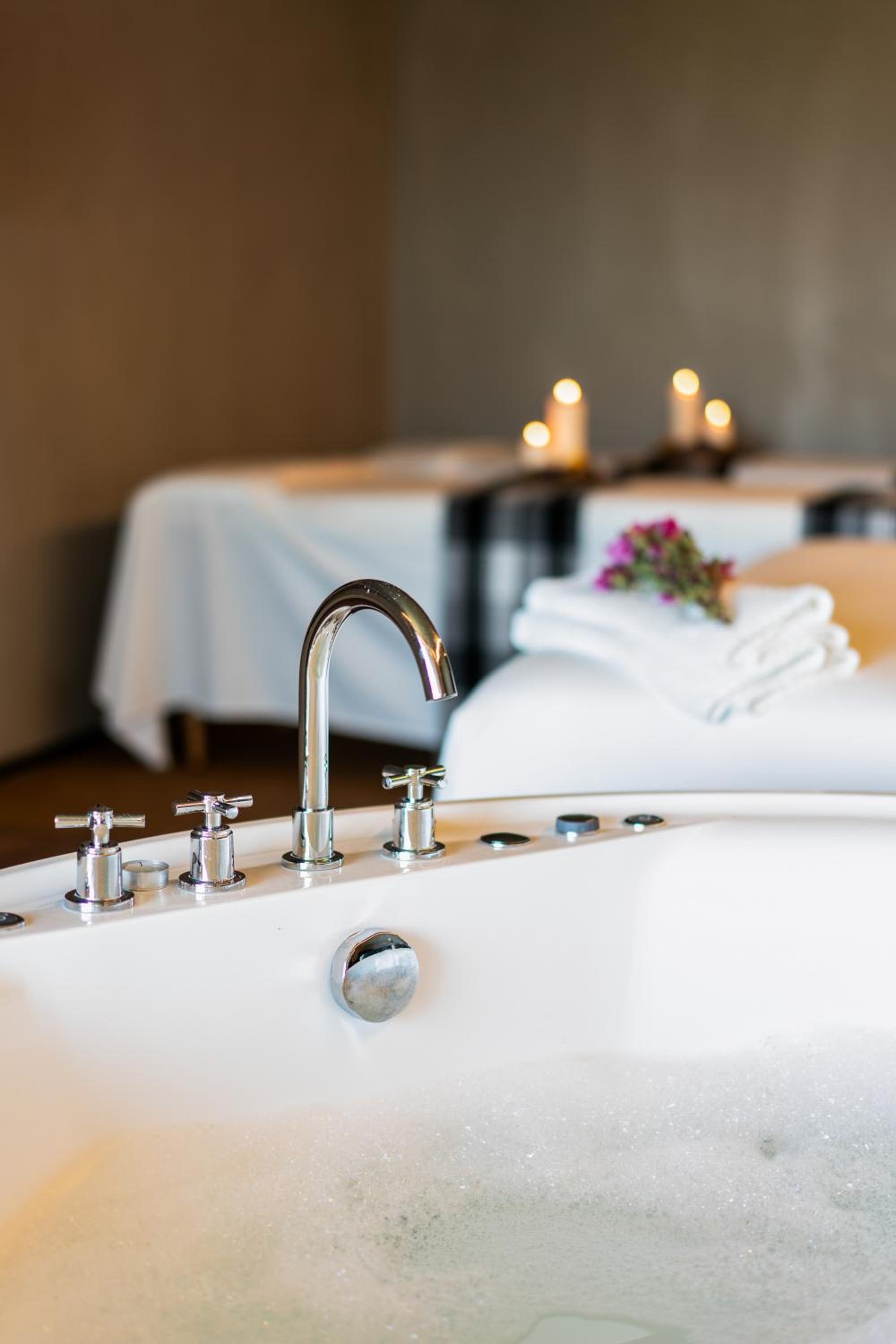 Suite with Jacuzzi and Mountain View - Photo 6