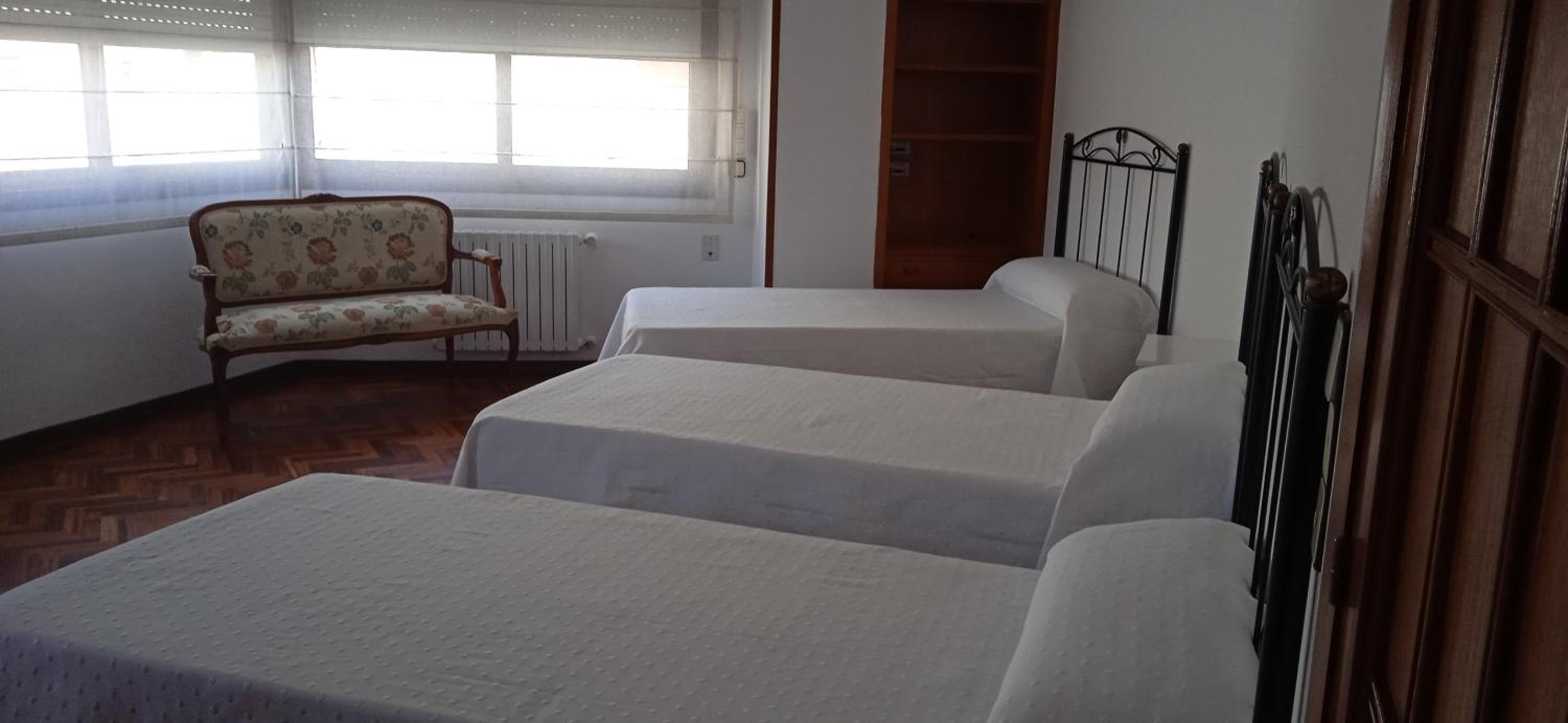 Habitación Triple Básica con Baño Compartido