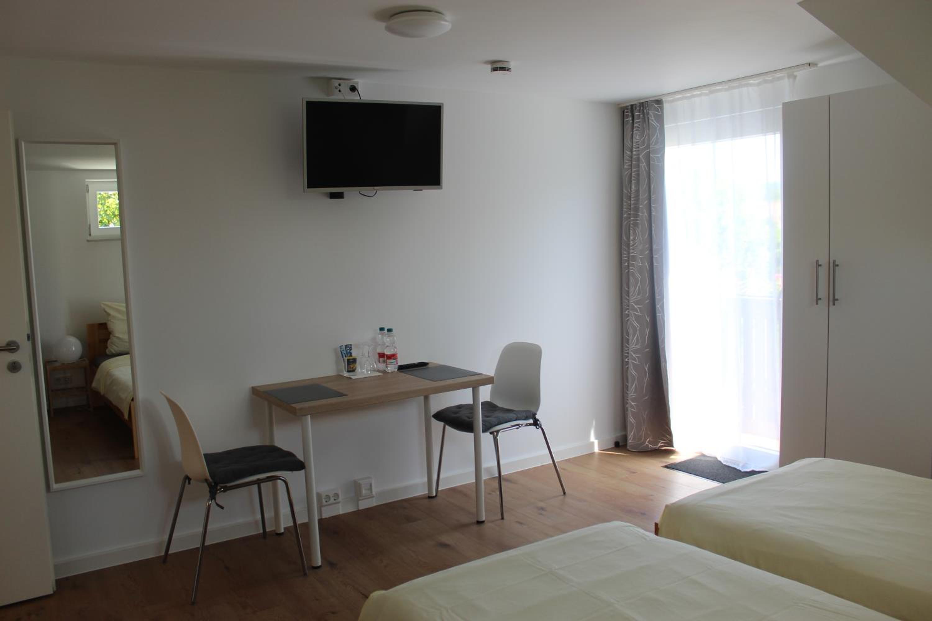 Twin Room with Private Bathroom - Photo 12