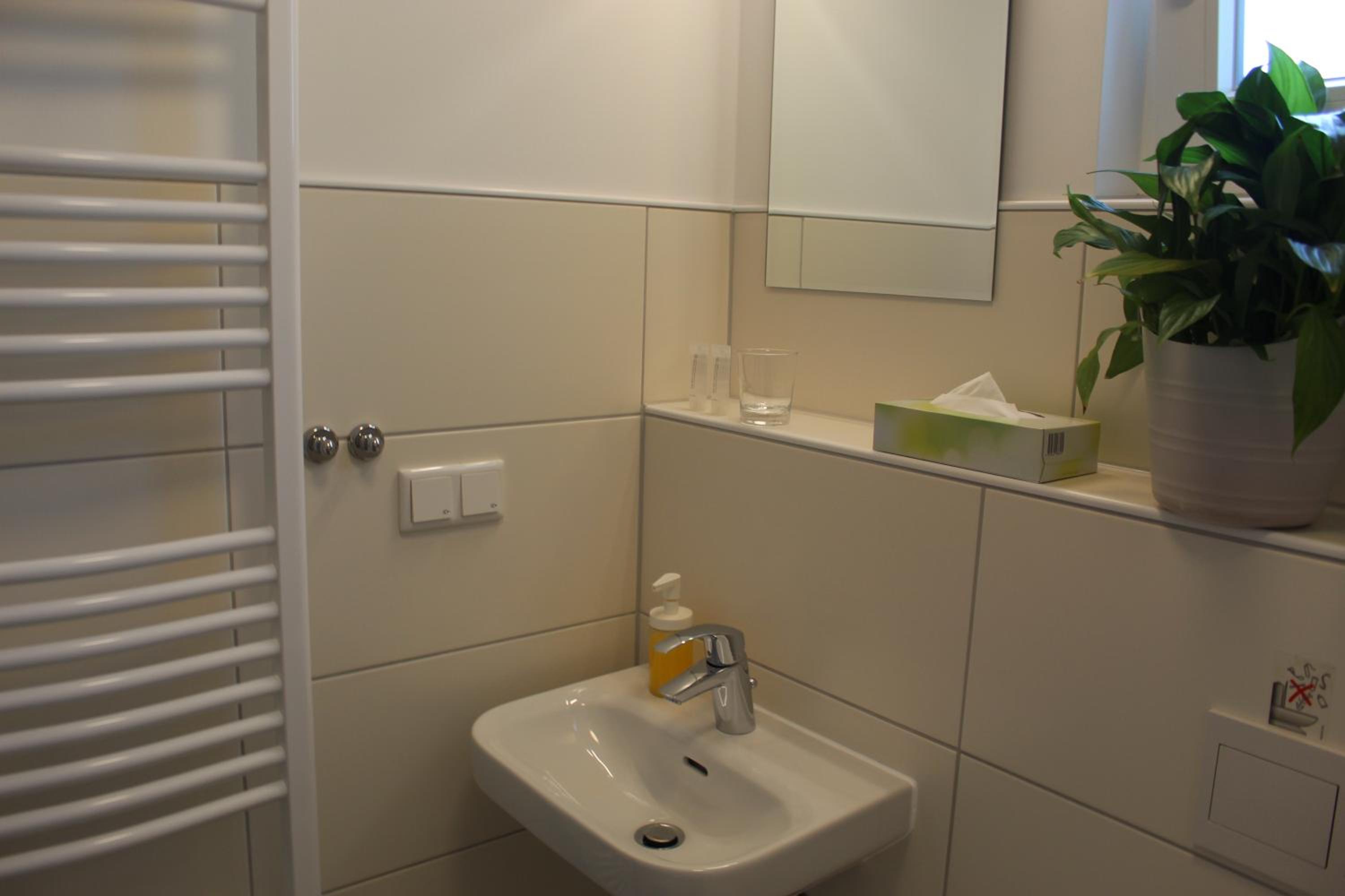 Twin Room with Private Bathroom - Photo 14