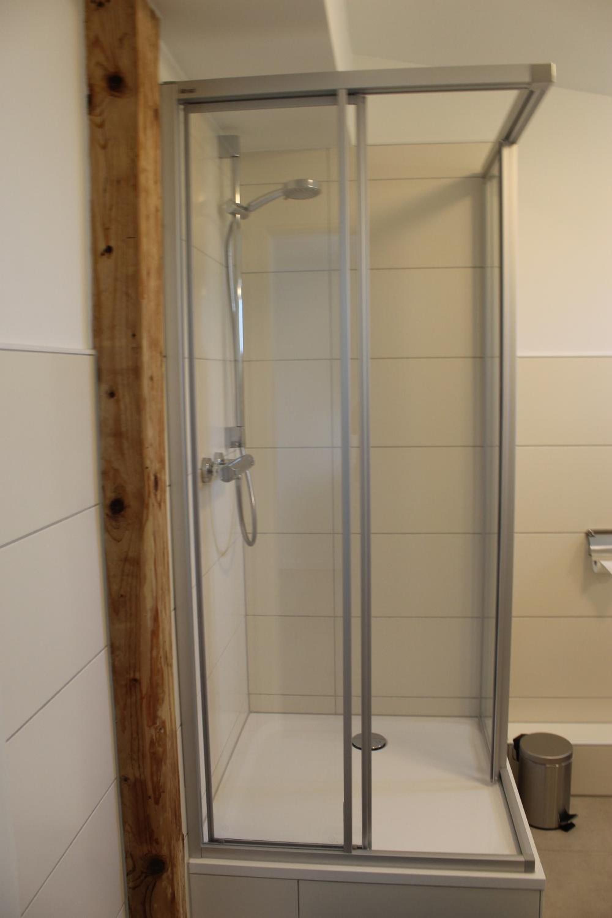 Twin Room with Private Bathroom - Photo 10