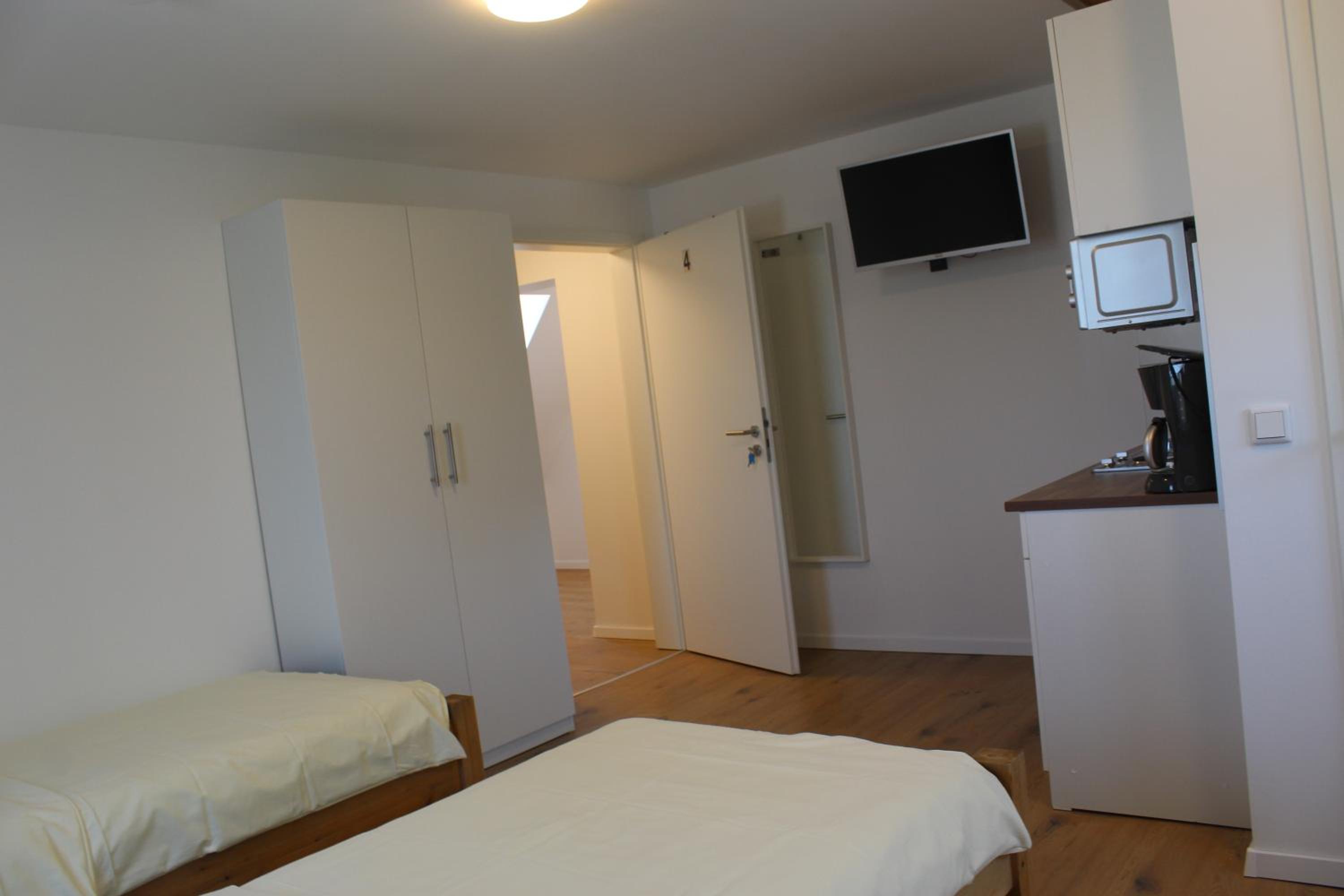 Twin Room with Private Bathroom - Photo 5
