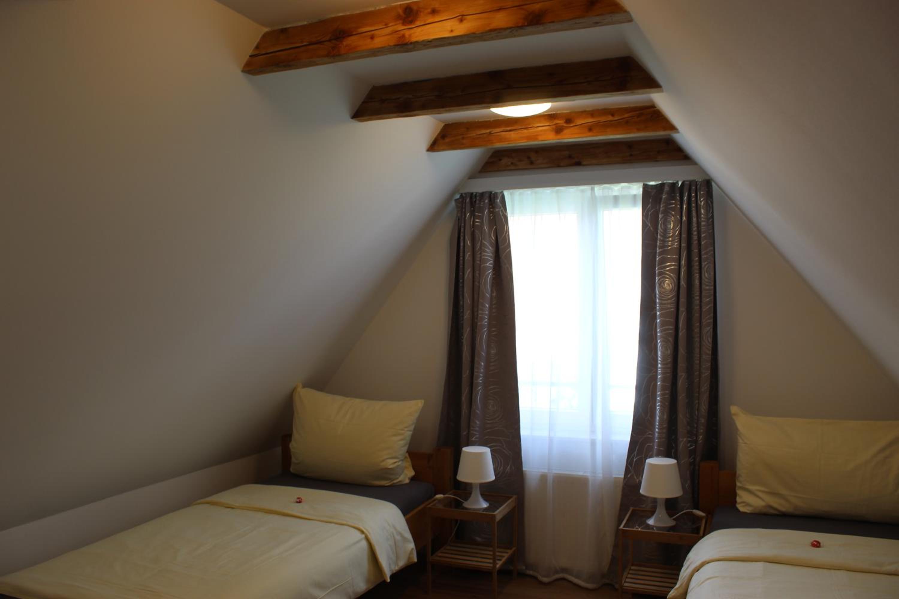 Twin Room with Private Bathroom - Photo 9