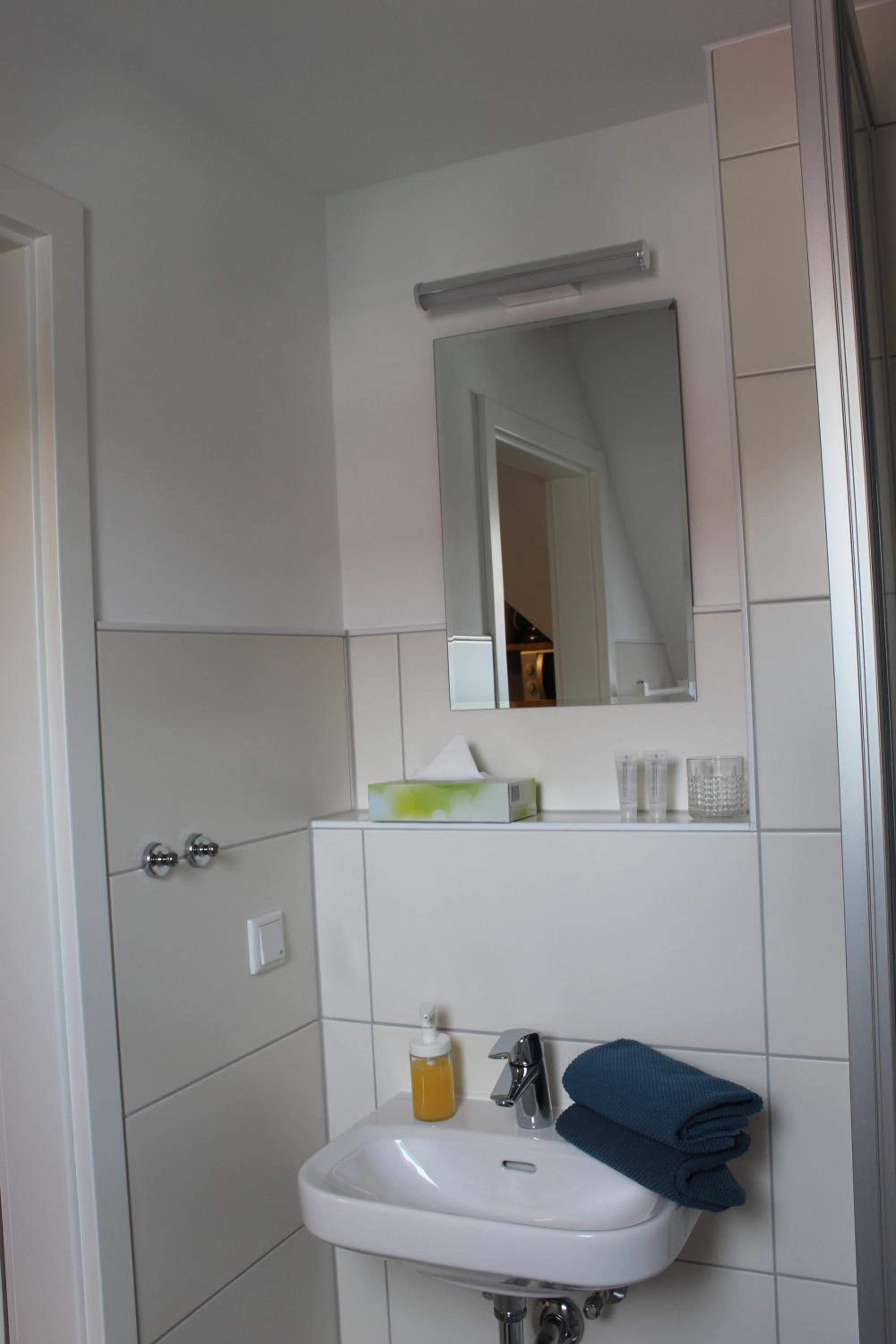 Twin Room with Private Bathroom - Photo 1