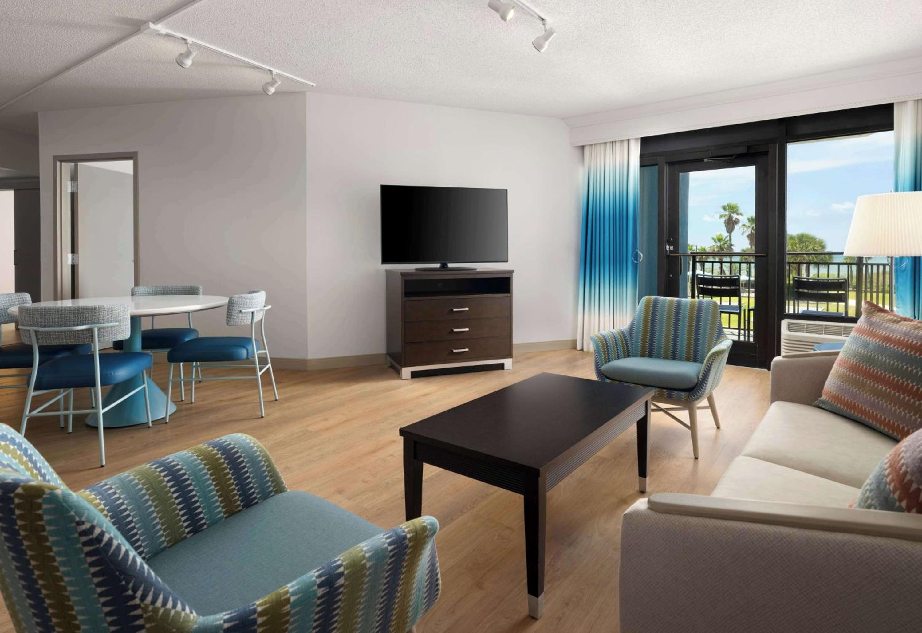 Large Oceanview suite -1 King Bed  - Photo 2
