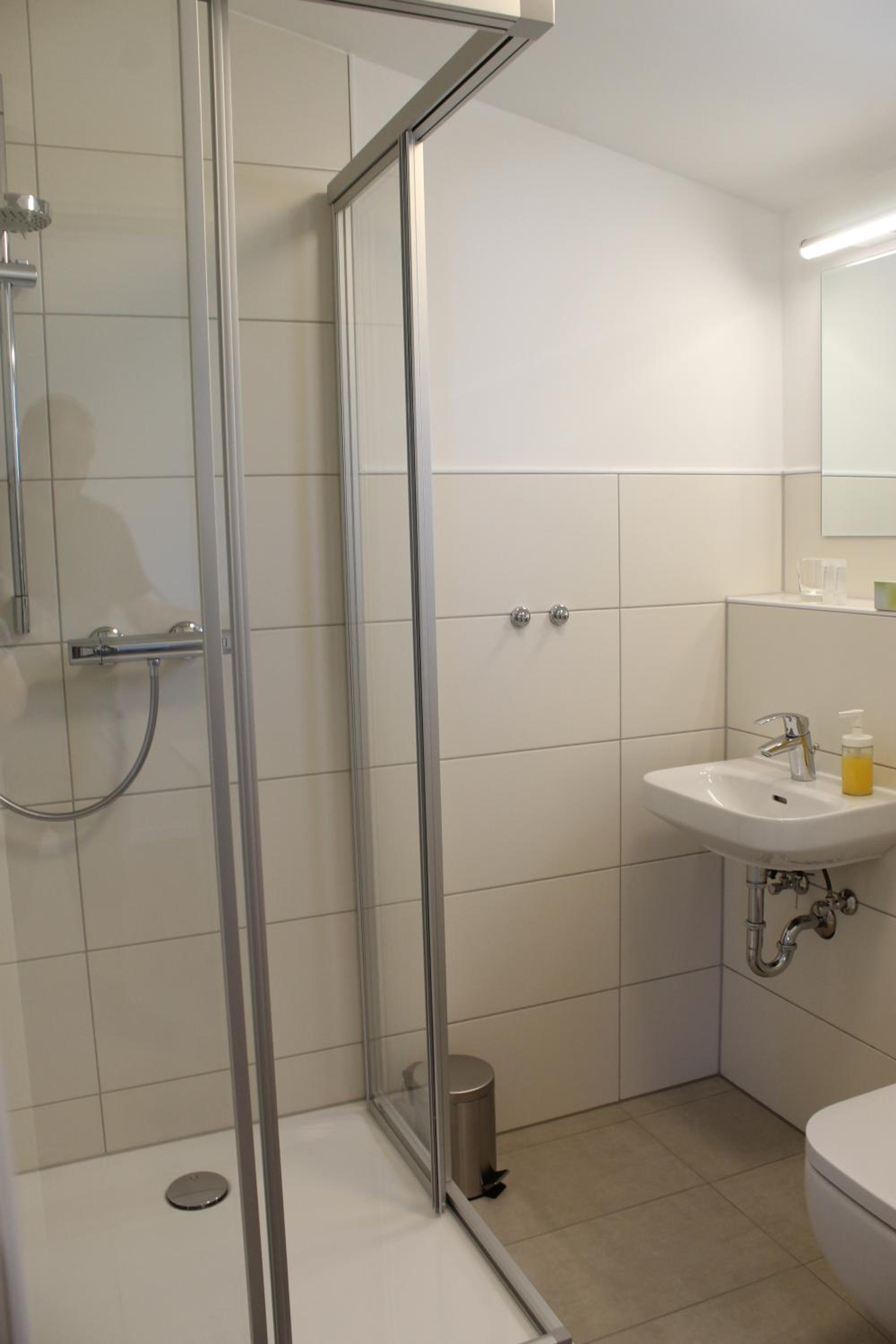 Twin Room with Private Bathroom - Photo 23