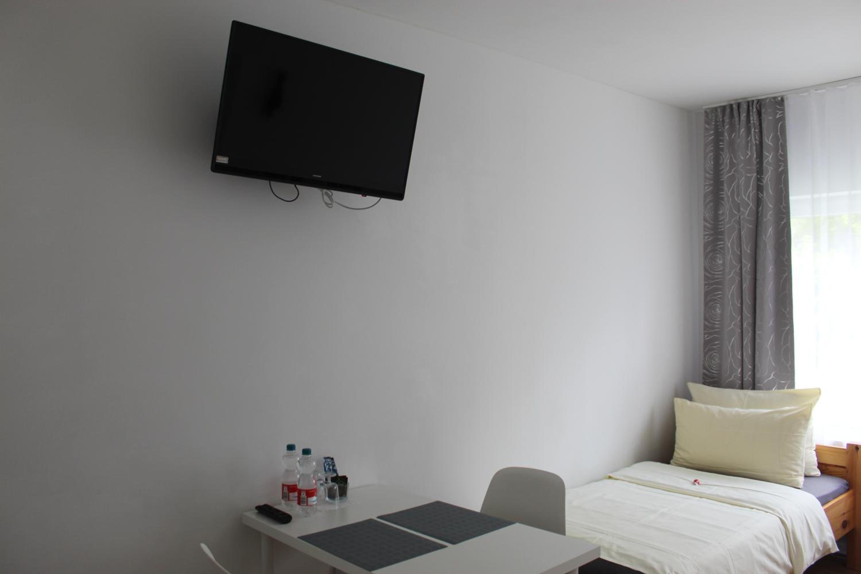 Twin Room with Private Bathroom - Photo 6