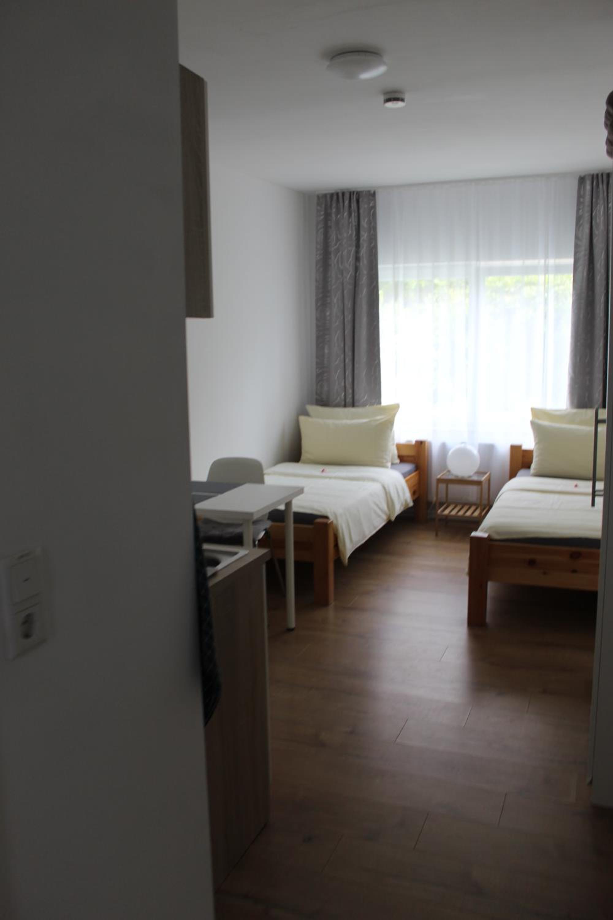 Twin Room with Private Bathroom - Photo 11