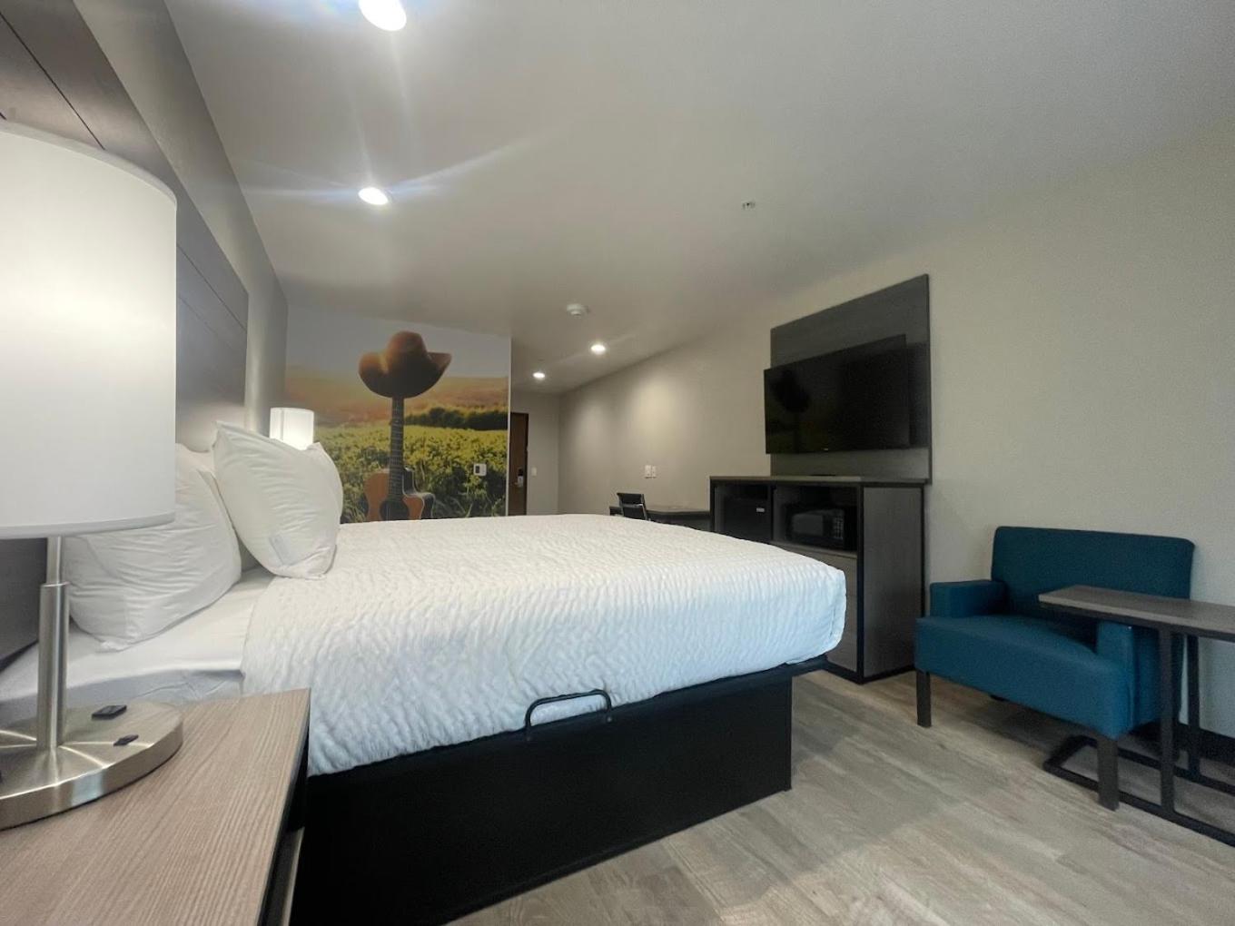King Room - Non Smoking/Interior Hall photo 1