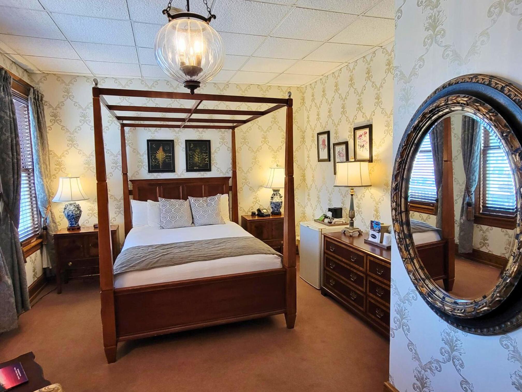 Queen Room photo 1
