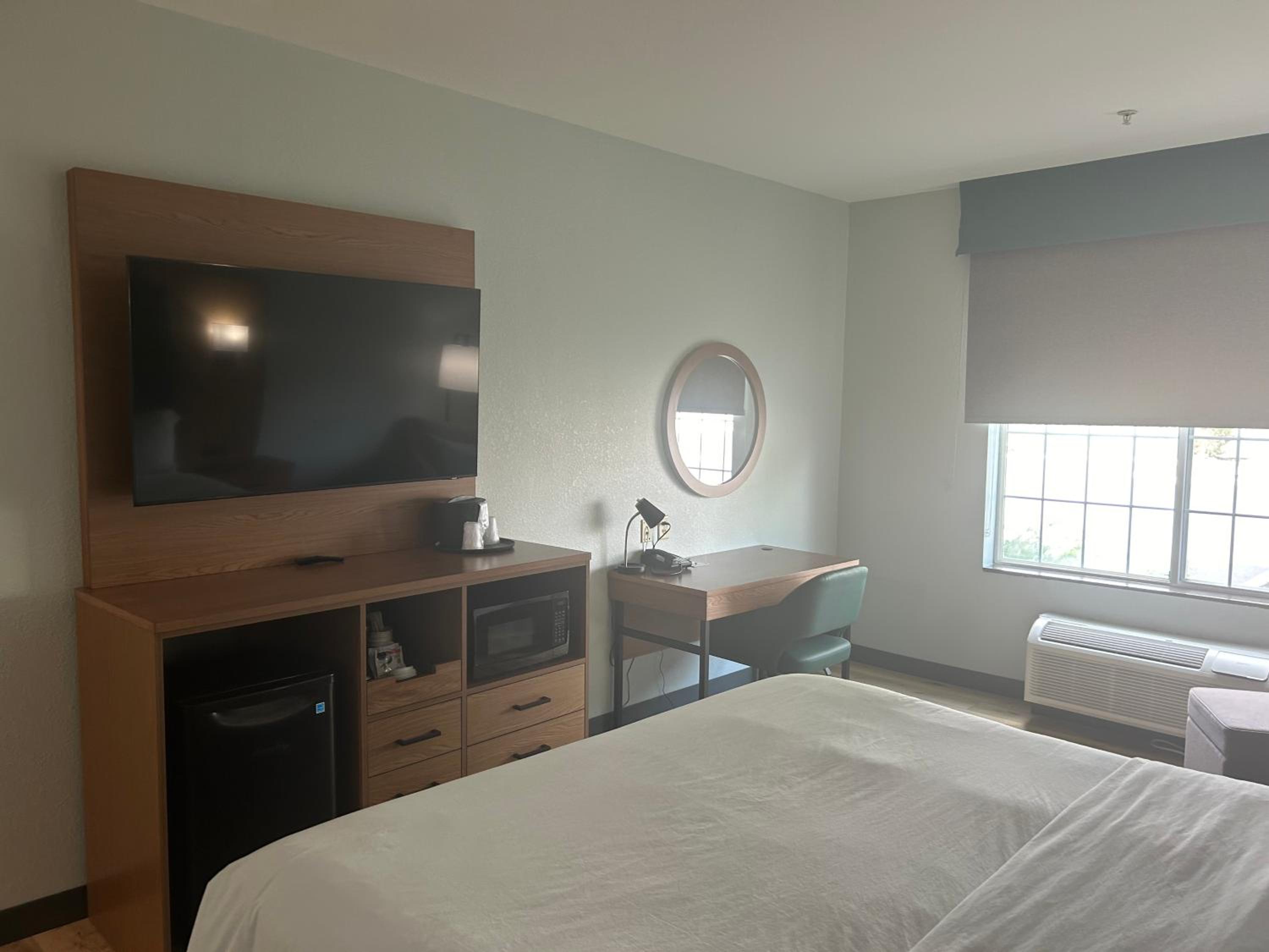 King Room - Non-Smoking - Photo 5