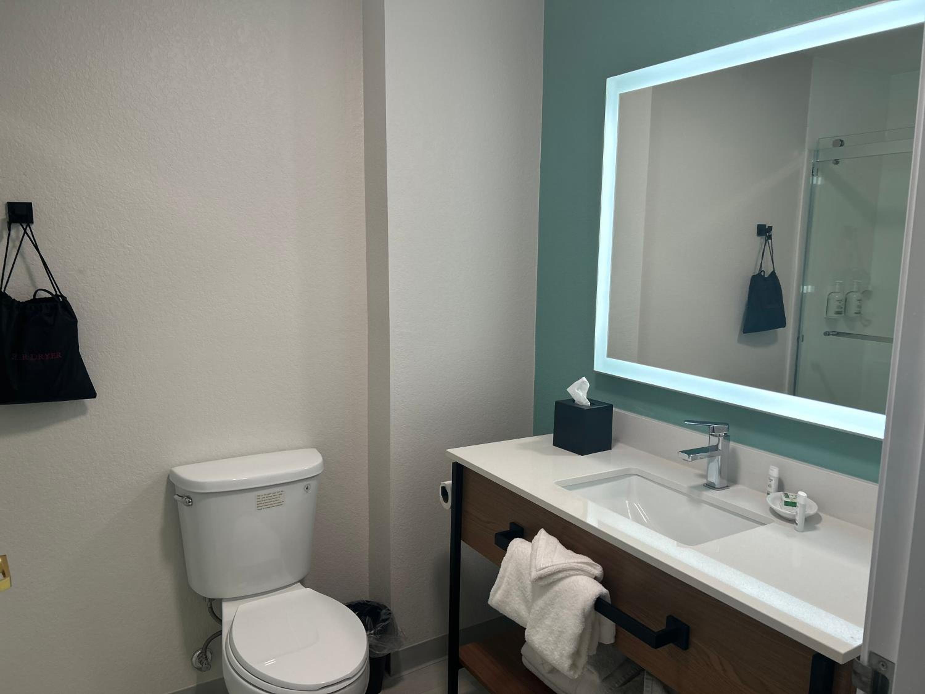 King Room - Non-Smoking - Photo 7