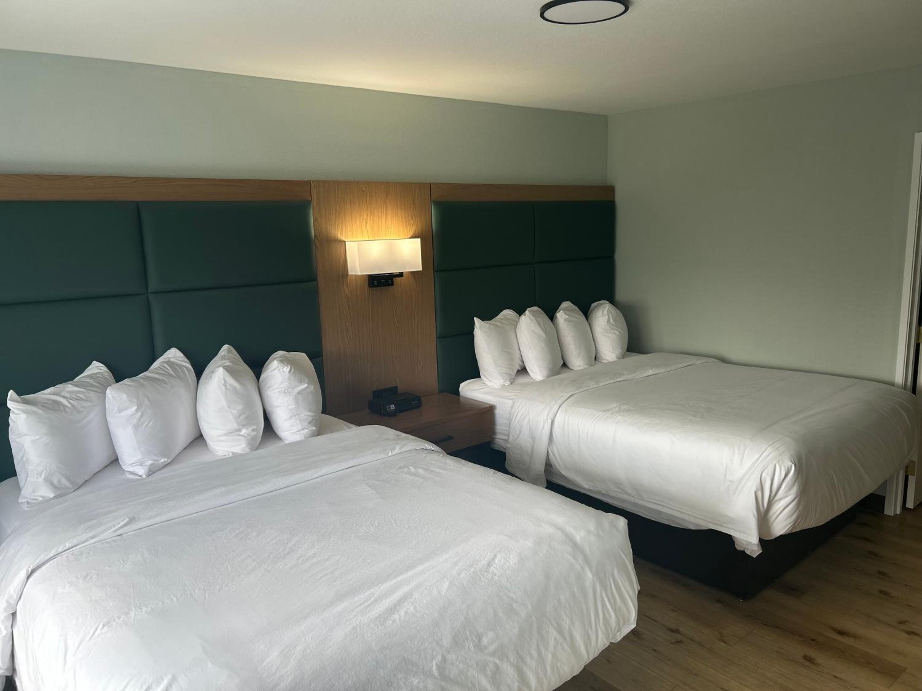 Queen Room with Two Queen Beds - Non-Smoking - Photo 4