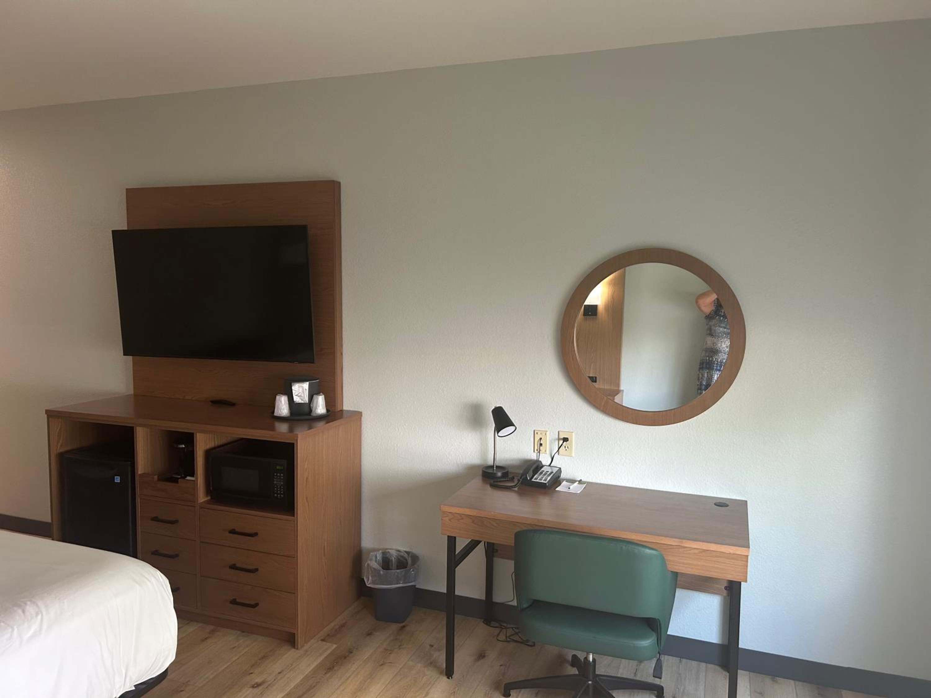 King Room - Non-Smoking - Photo 10