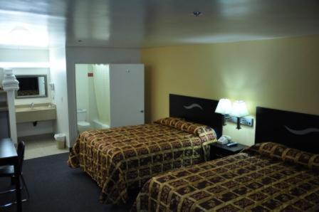 Queen Room with Two Queen Beds photo 2