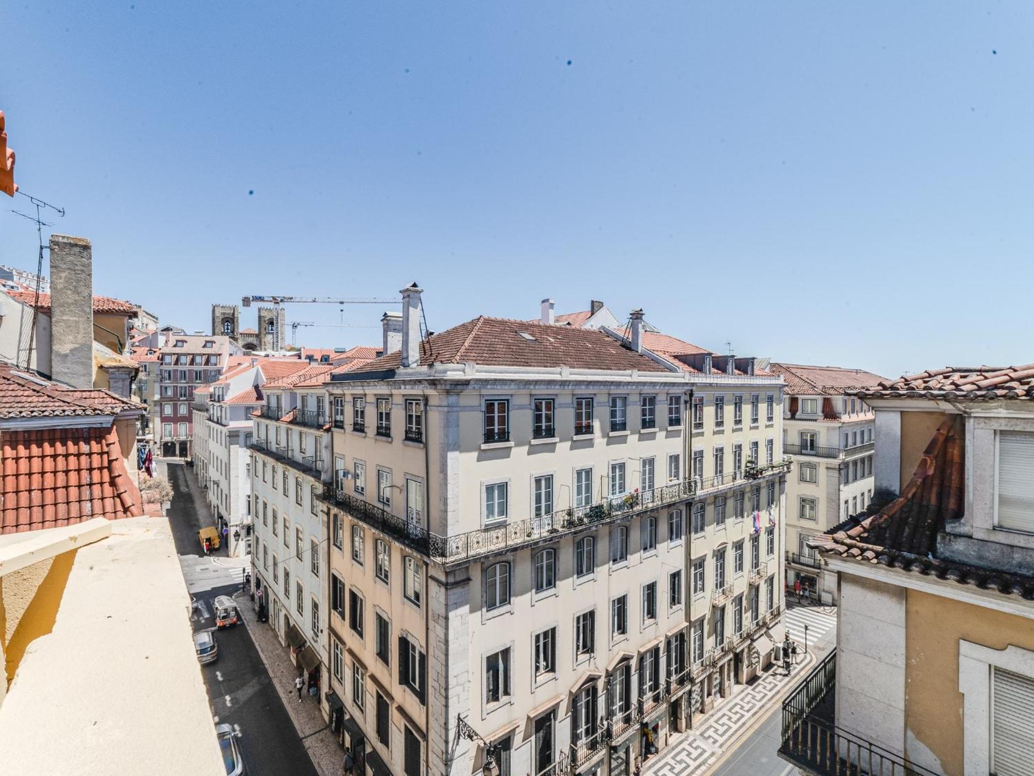 Deluxe One-Bedroom Apartment with City View photo 2