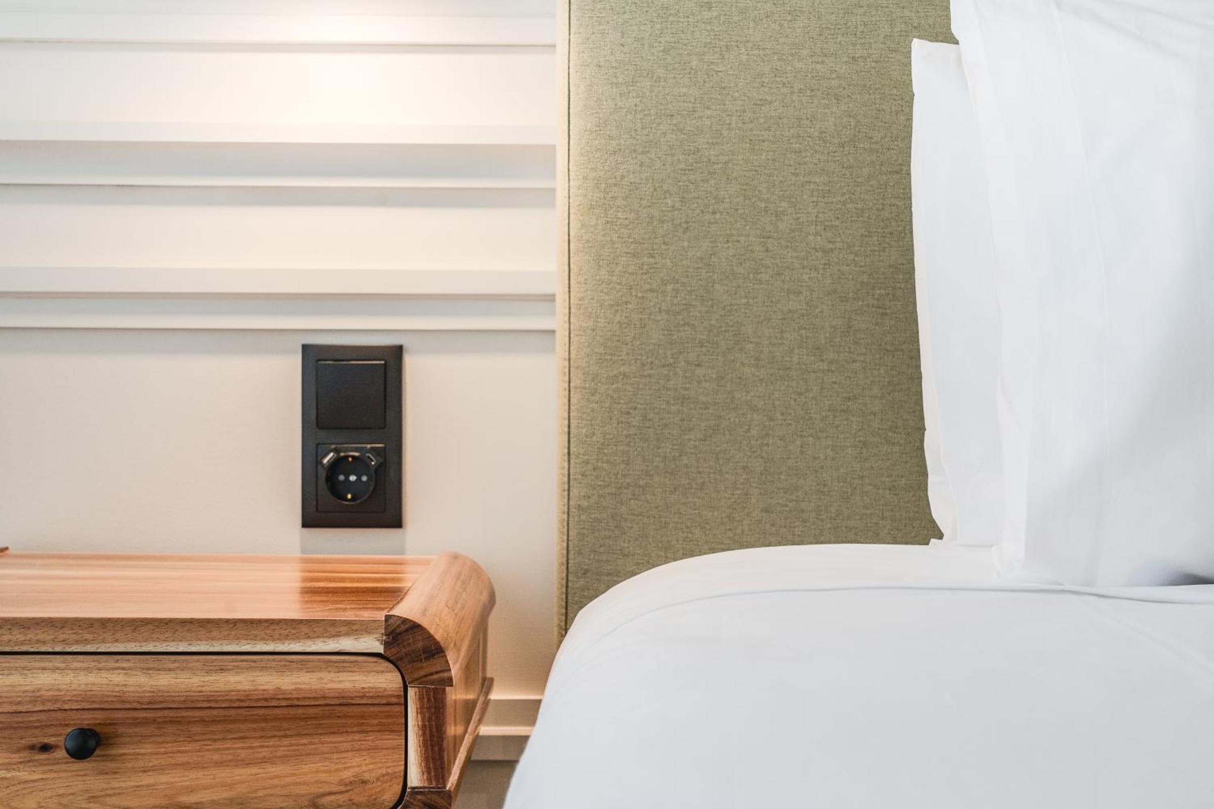 Studio Apartment with Queen Bed photo 2