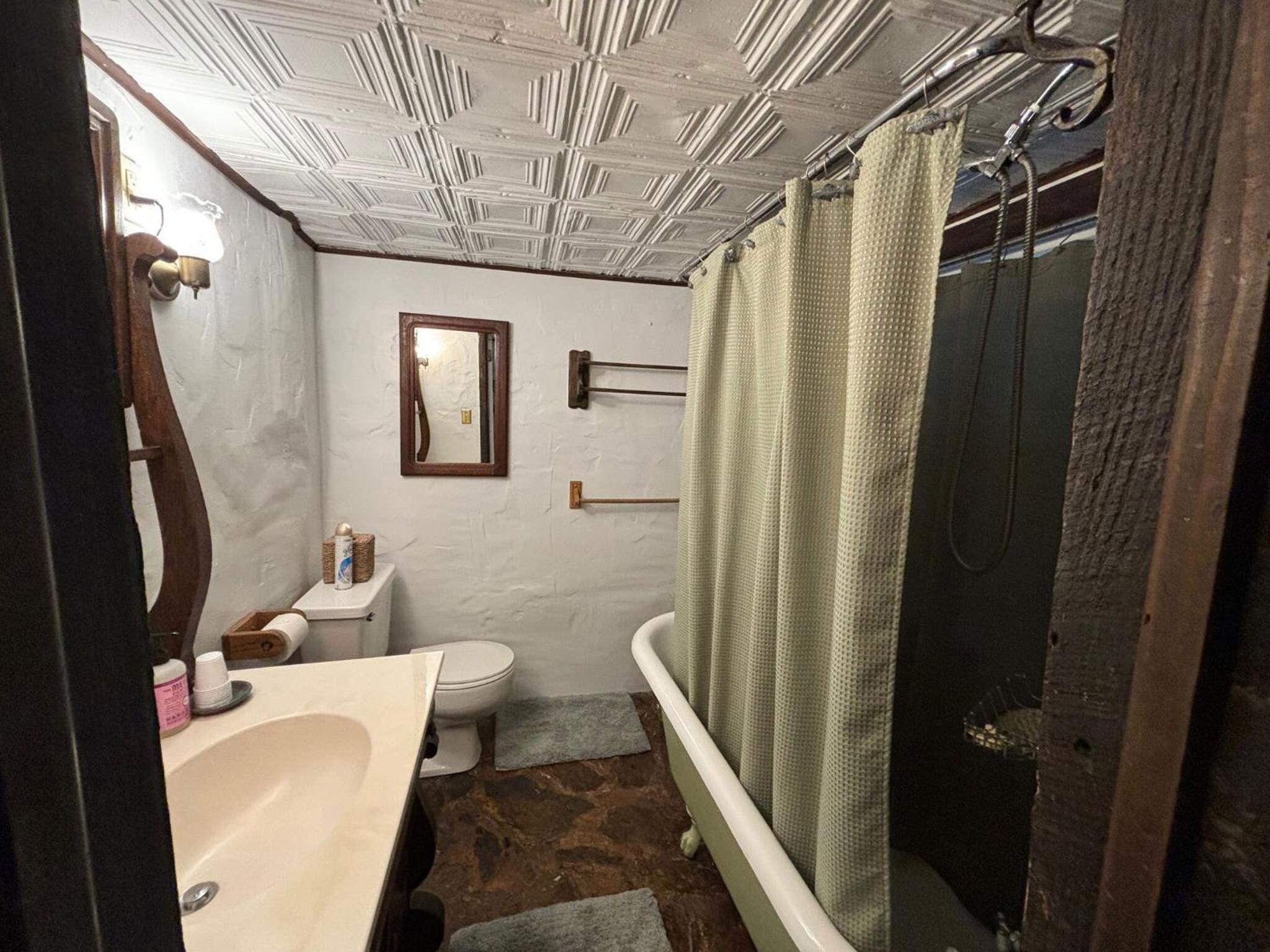 Queen Room photo 2