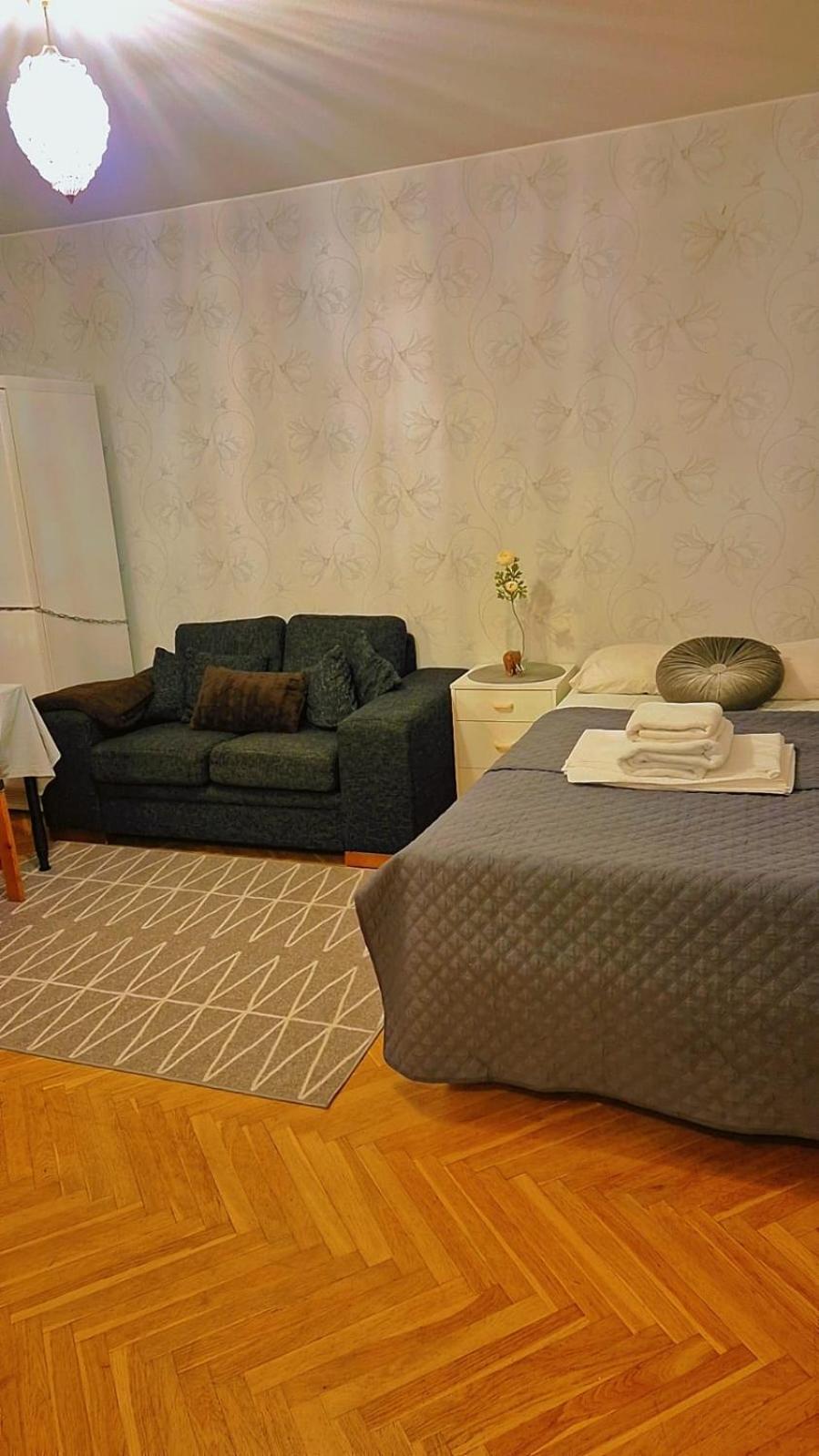 One-Bedroom Apartment photo 1