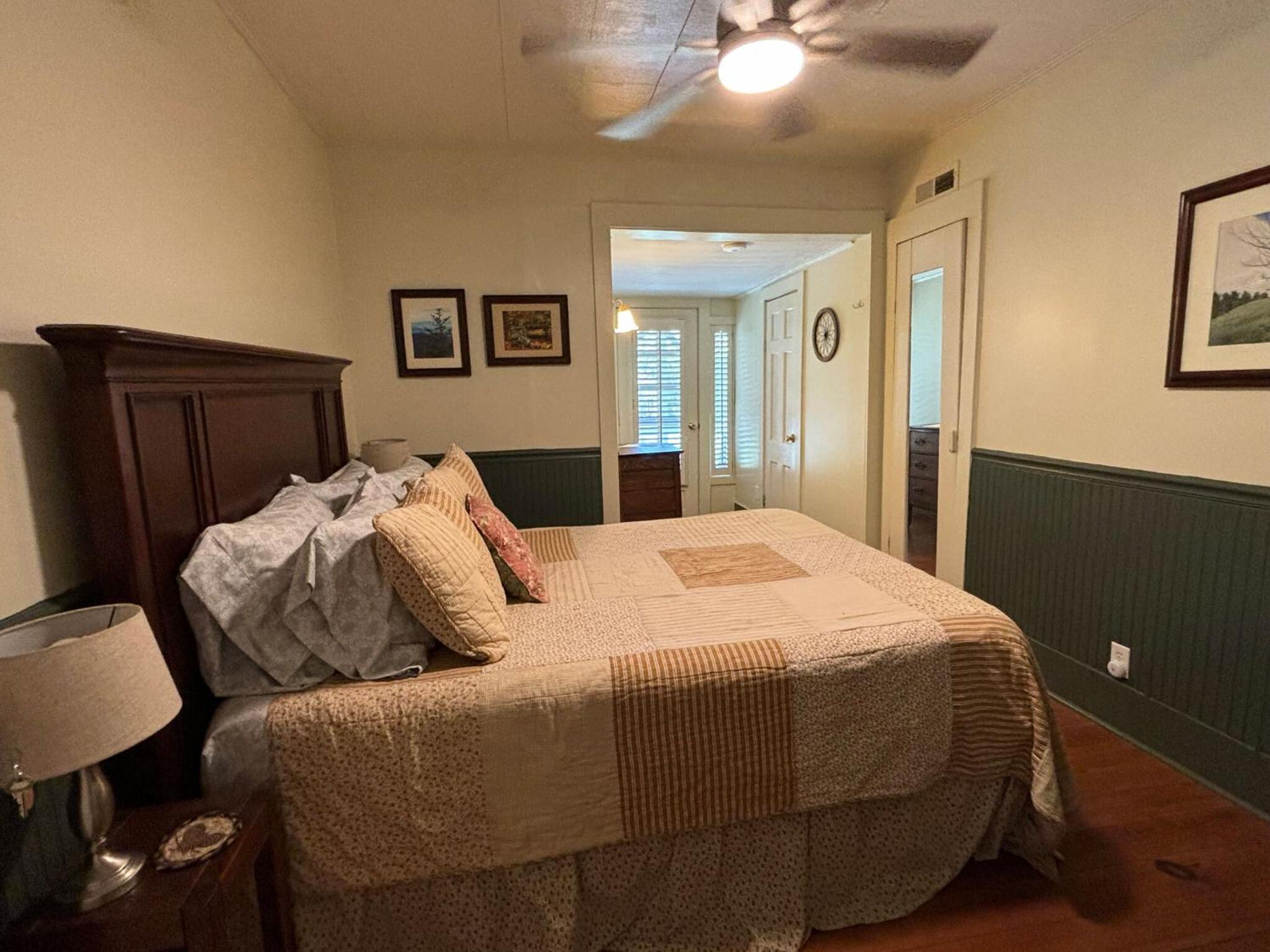 Standard Queen Room photo 2