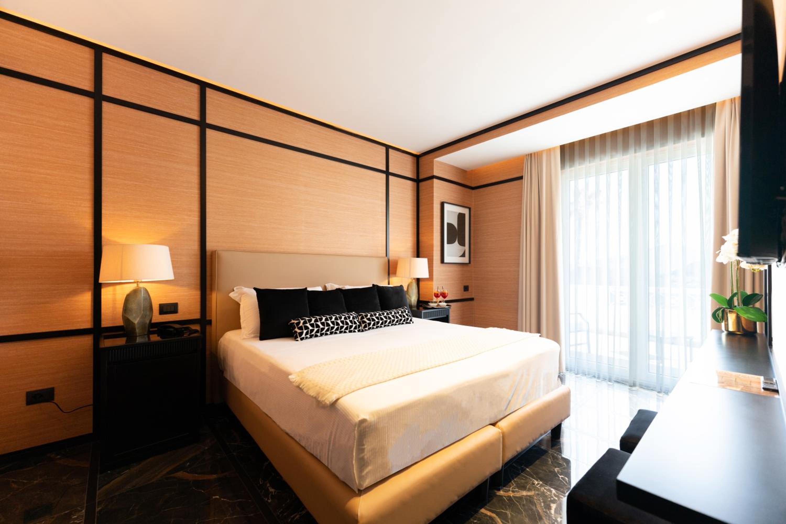 Executive Suite - Photo 27