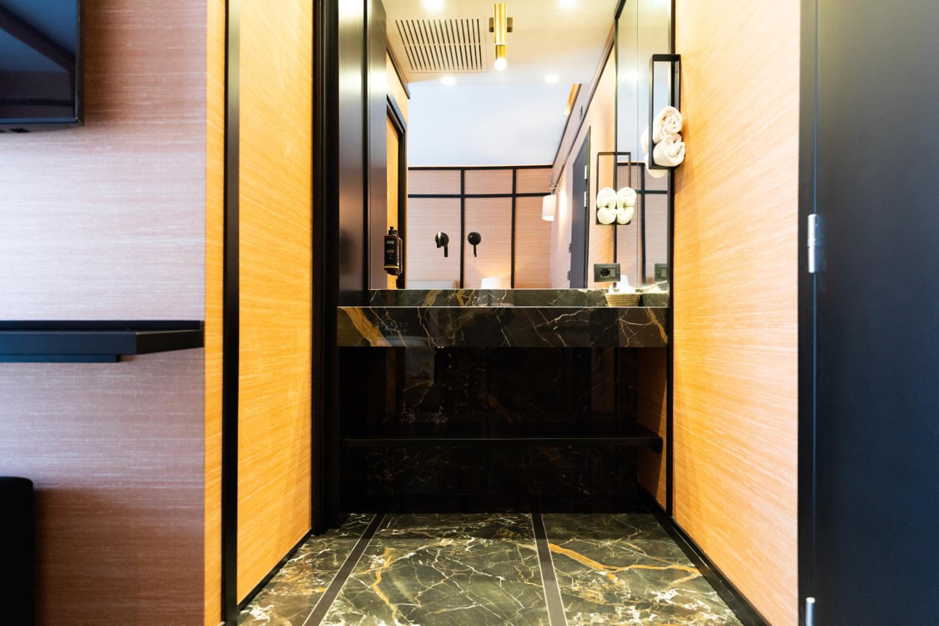 Executive Suite - Photo 24