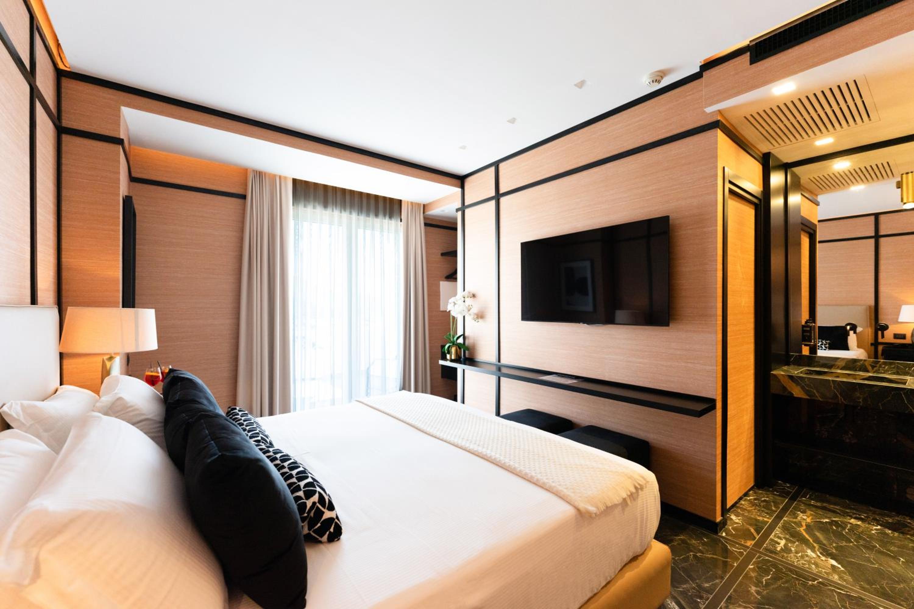 Executive Suite - Photo 23