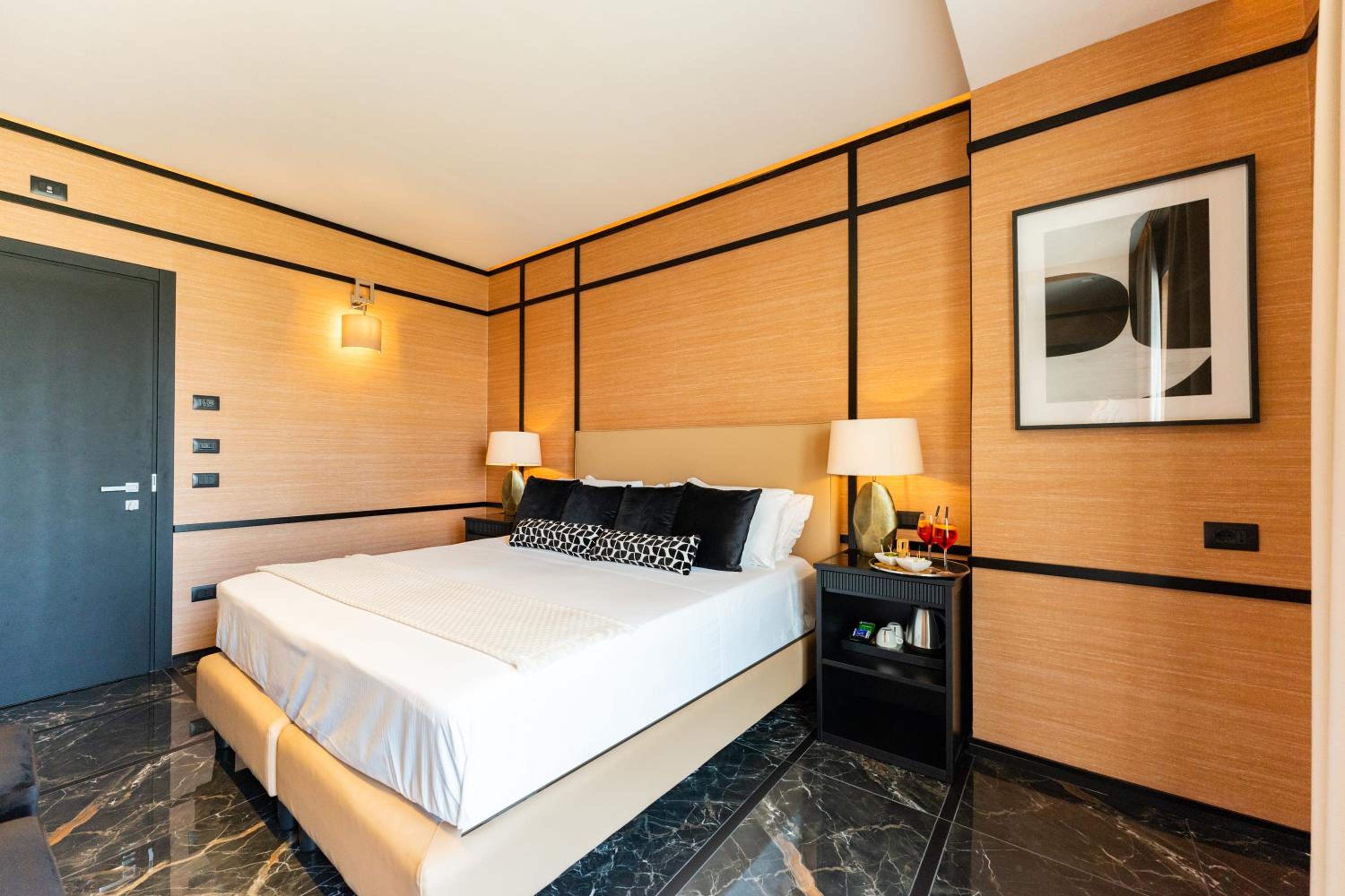 Executive Suite - Photo 22
