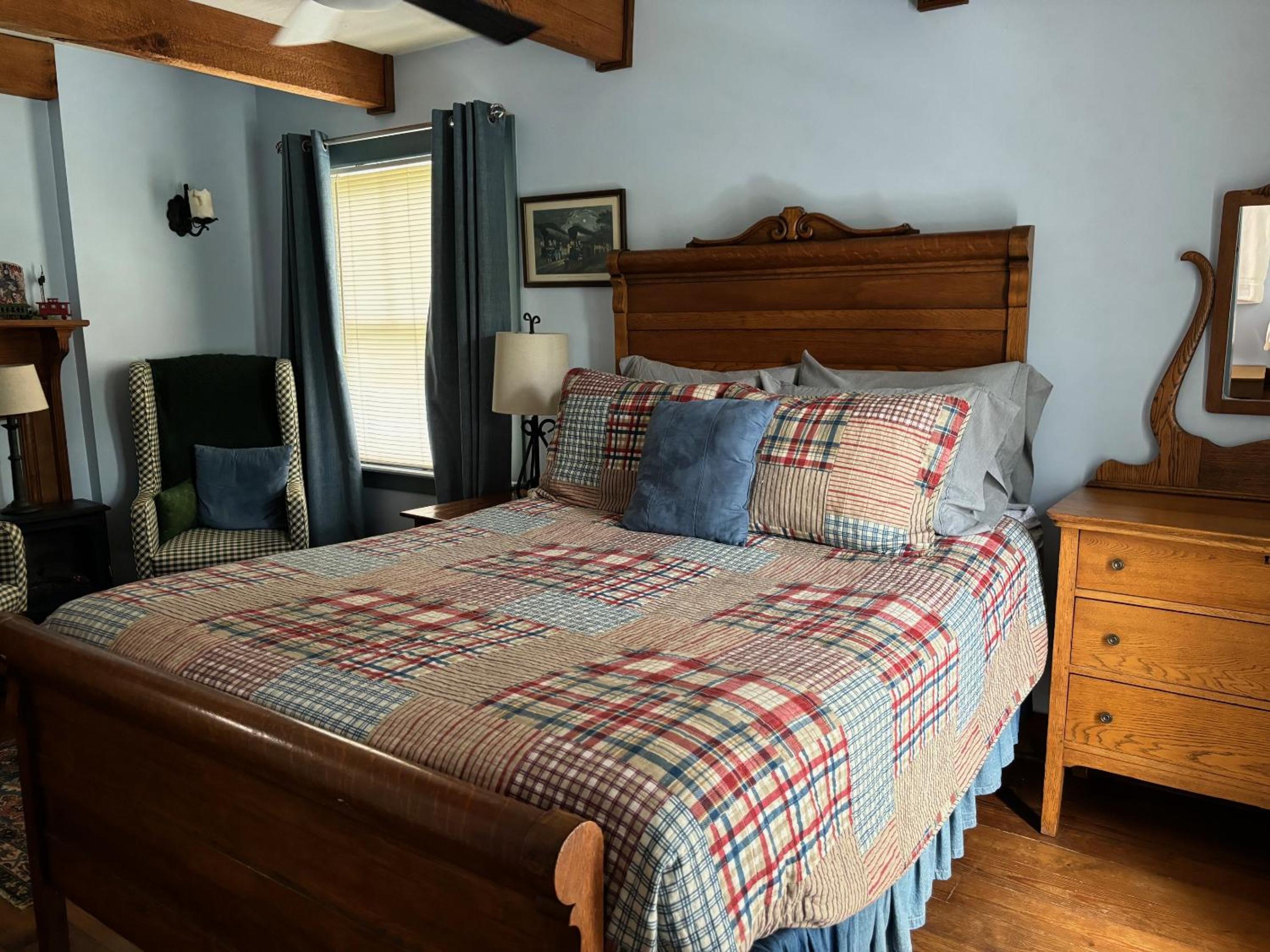 Standard Queen Room