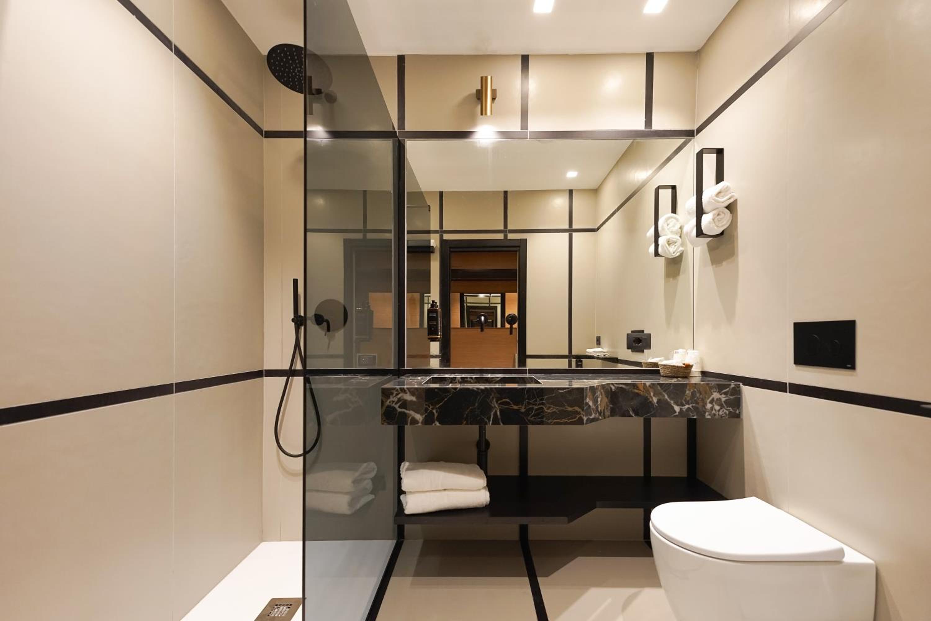 Executive Suite - Photo 16