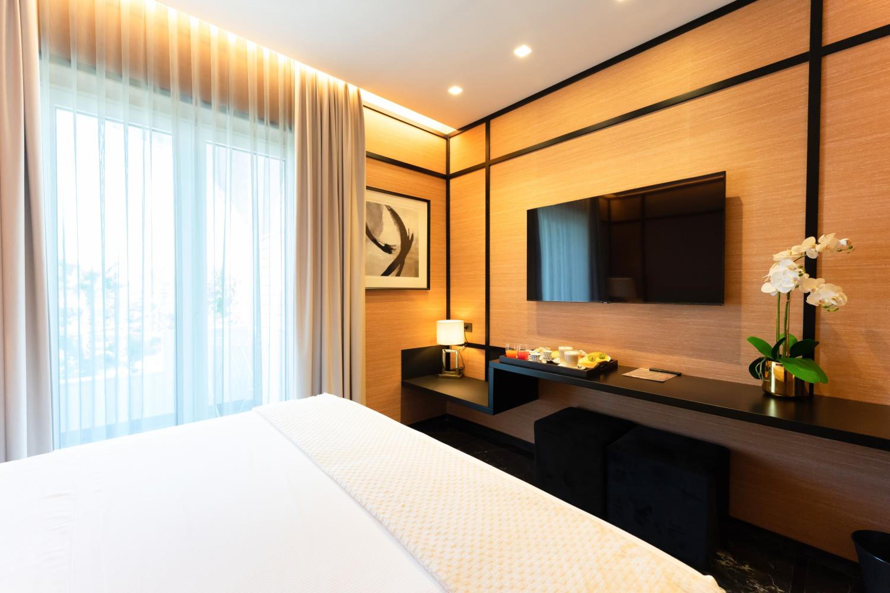 Executive Suite - Photo 14
