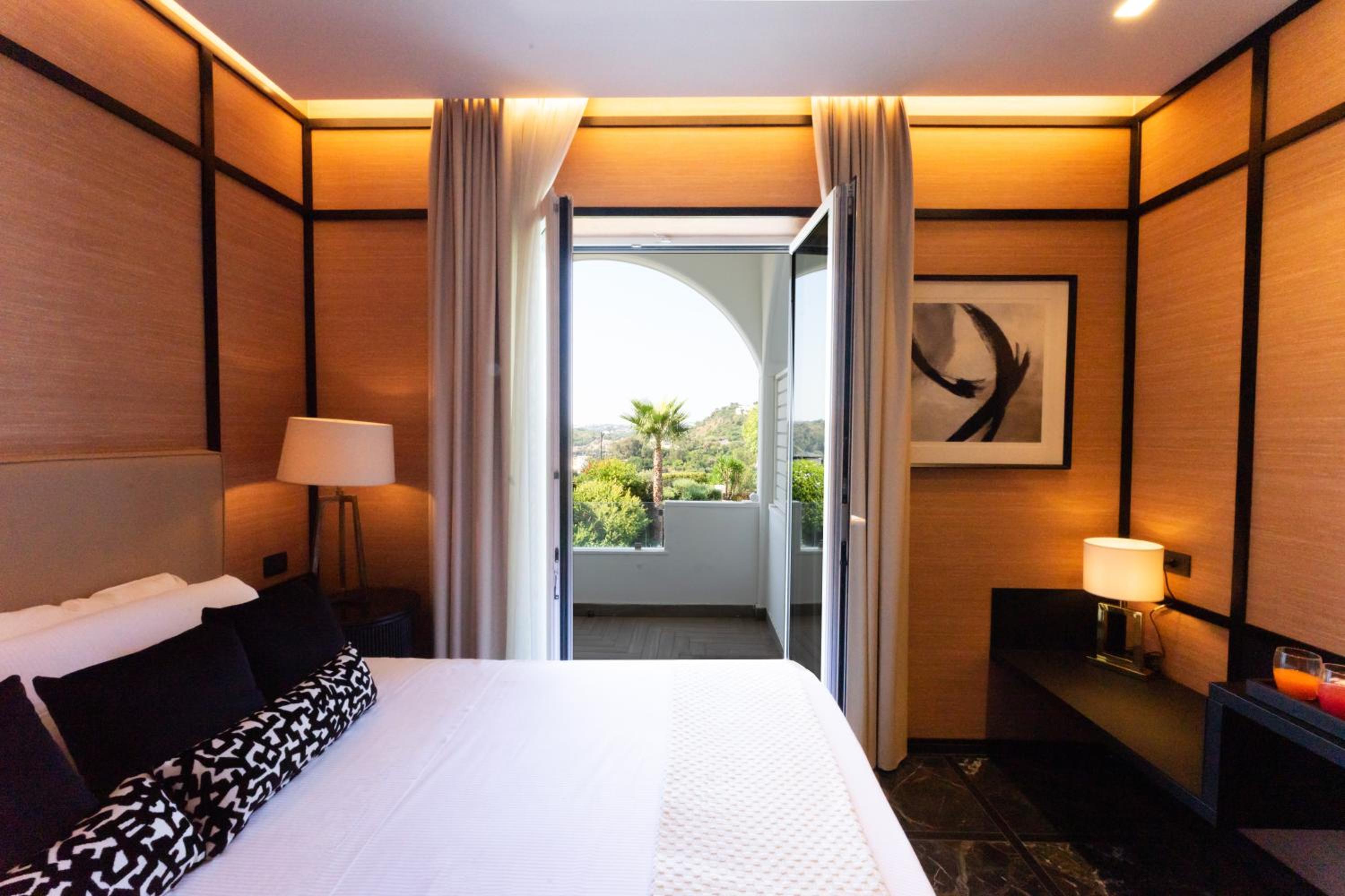 Executive Suite - Photo 28