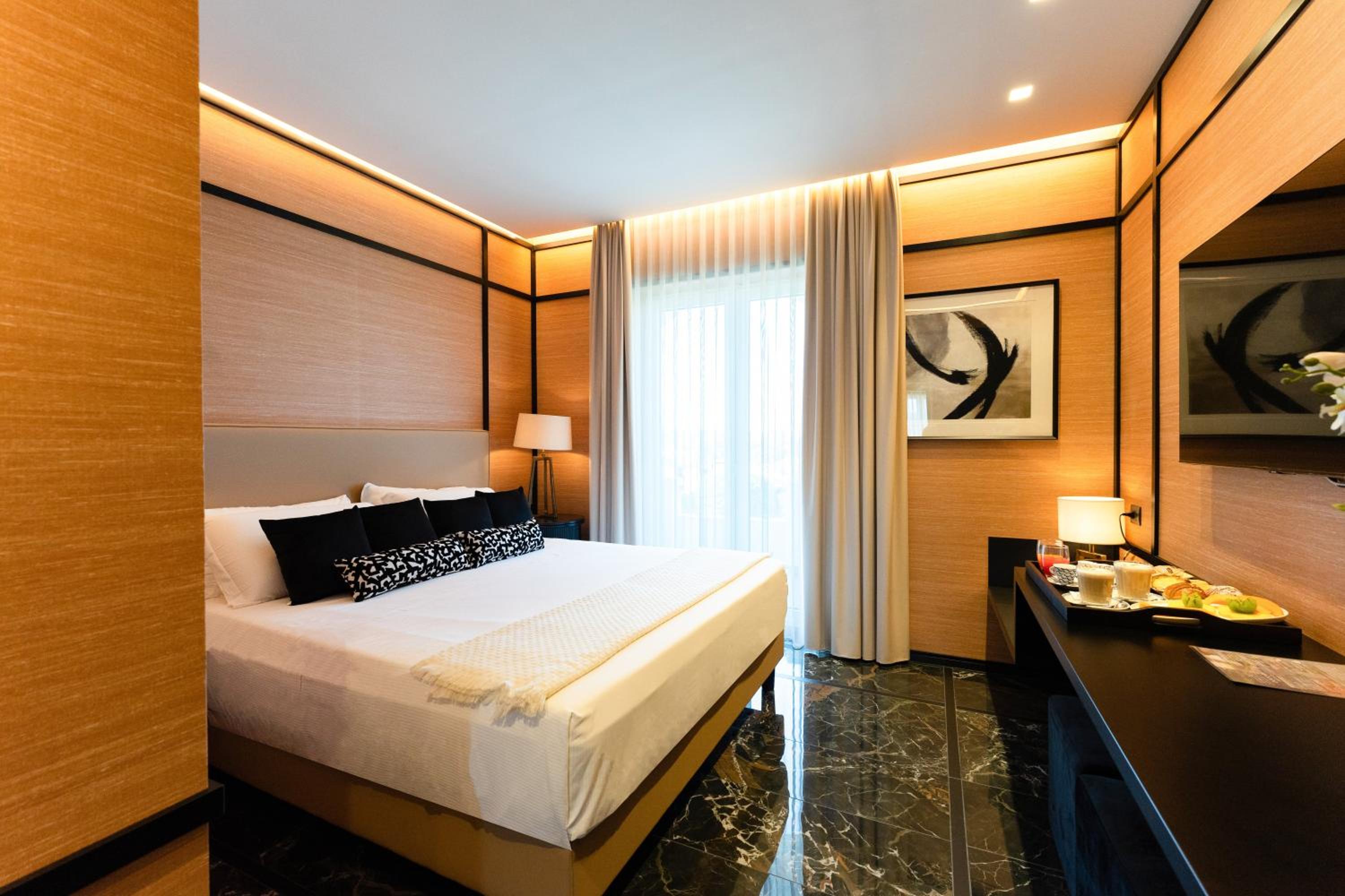 Executive Suite - Photo 15