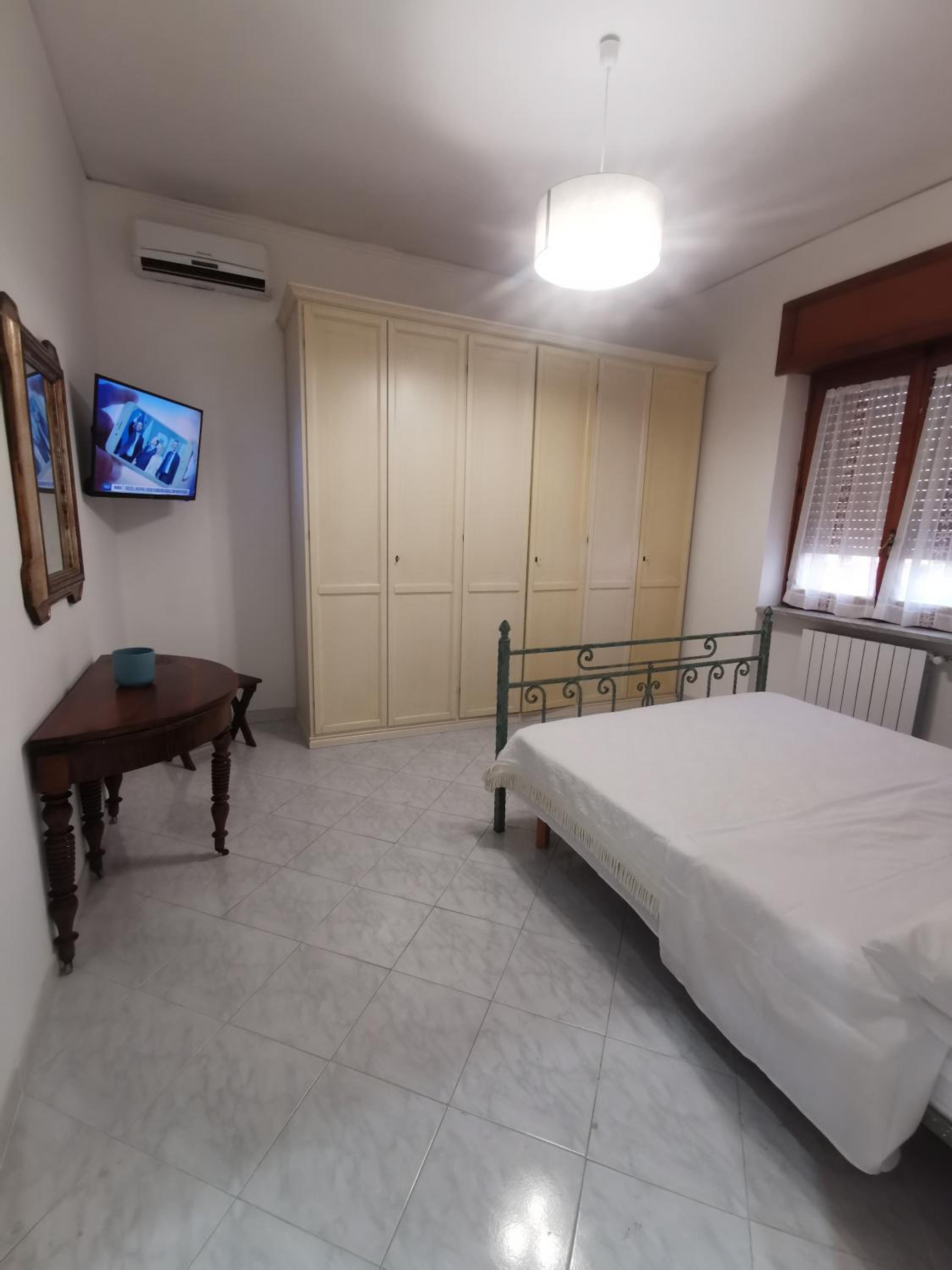 One-Bedroom Apartment With Balcony And Mountain View   photo 3