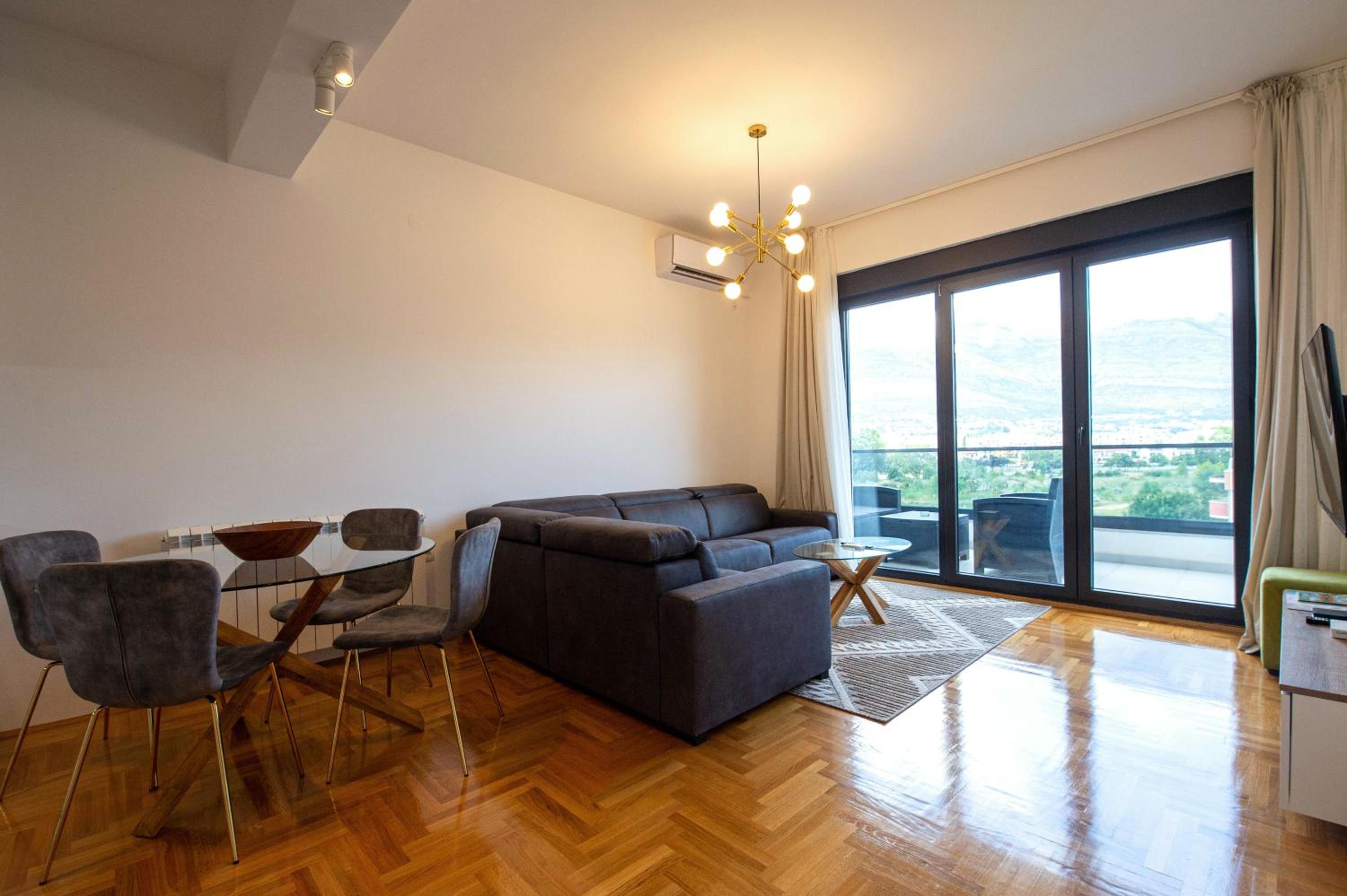 One-Bedroom Apartment with Balcony and City View photo 1