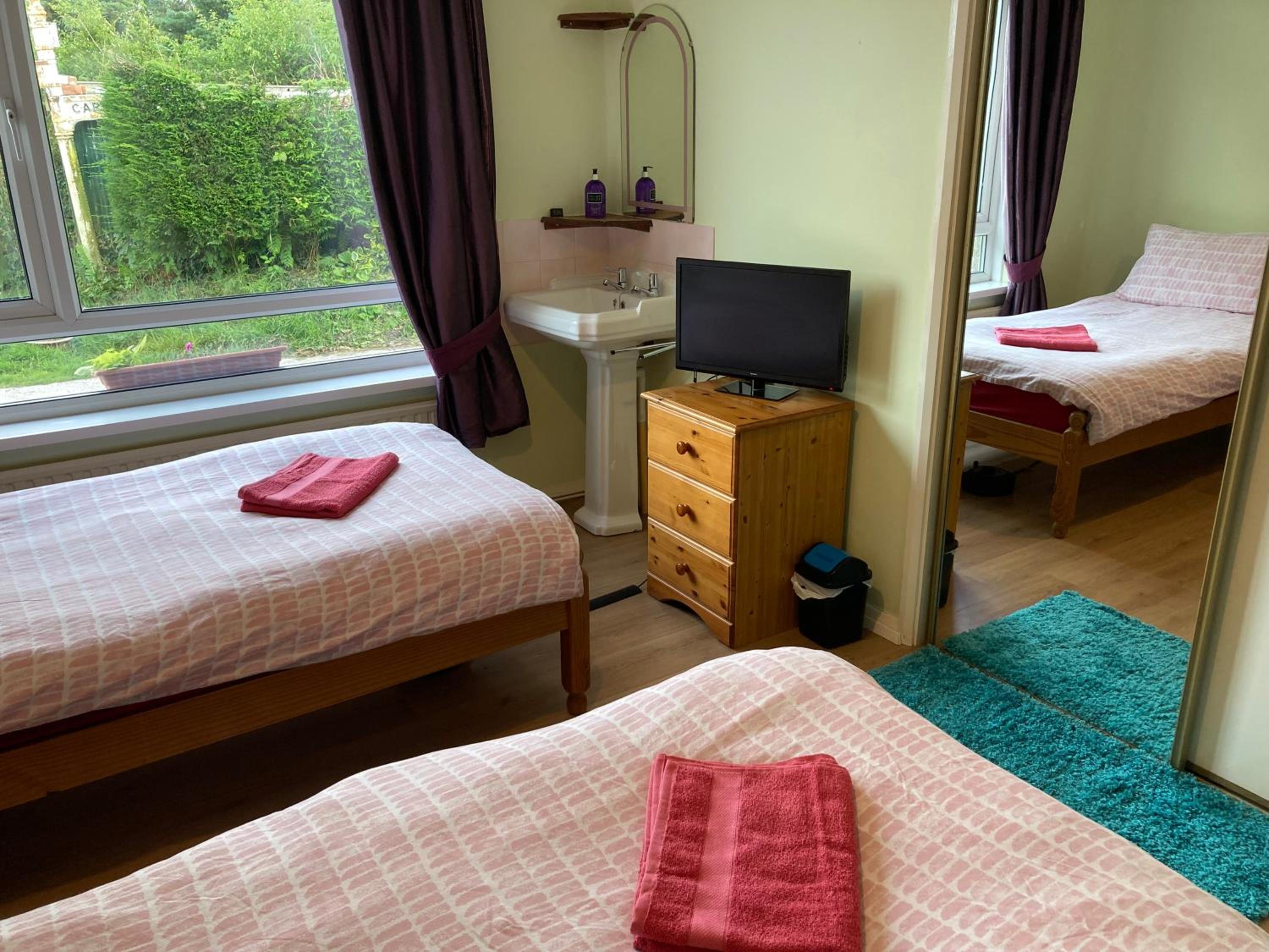 Twin Room - Photo 5
