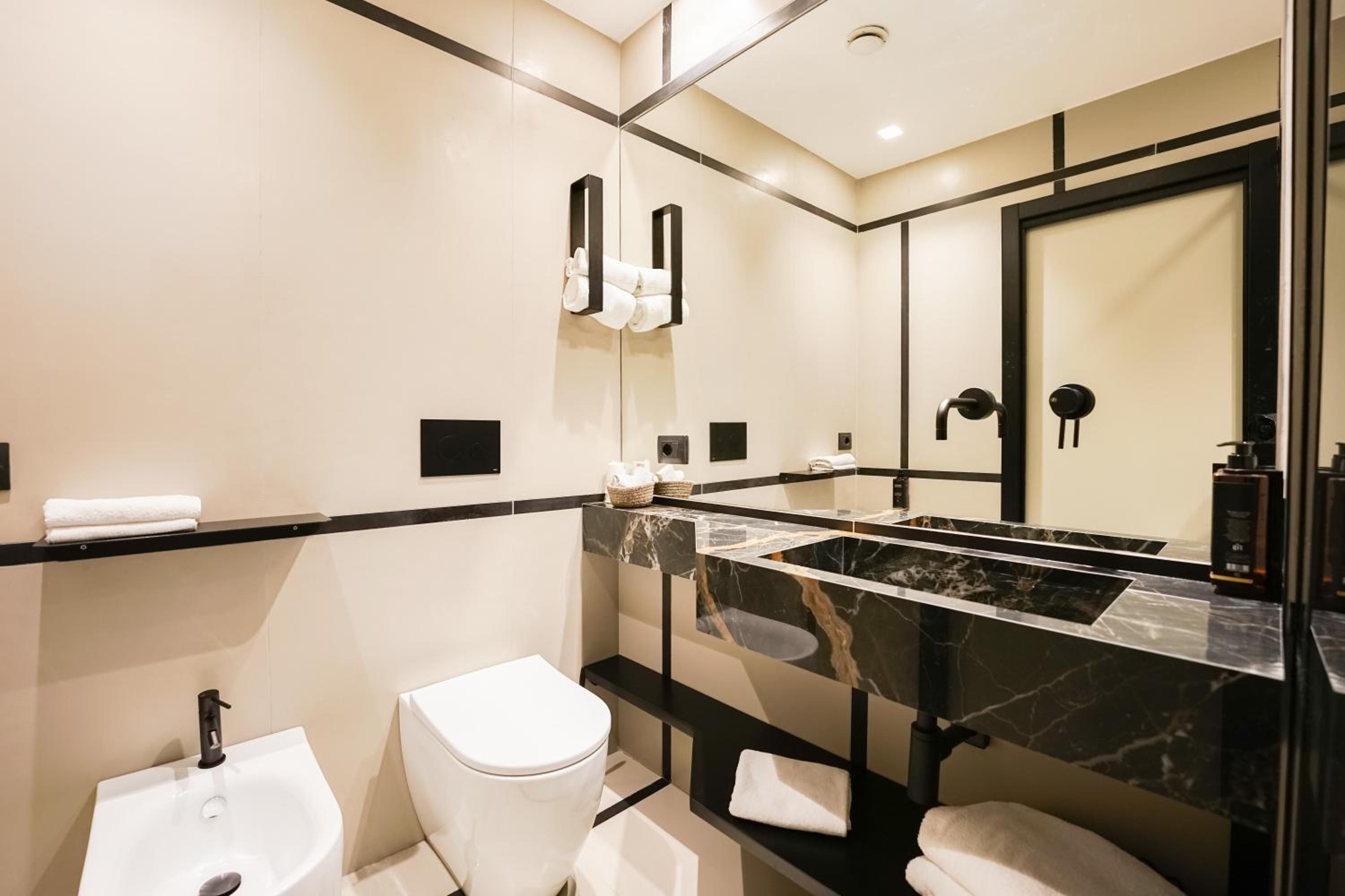 Executive Suite - Photo 9