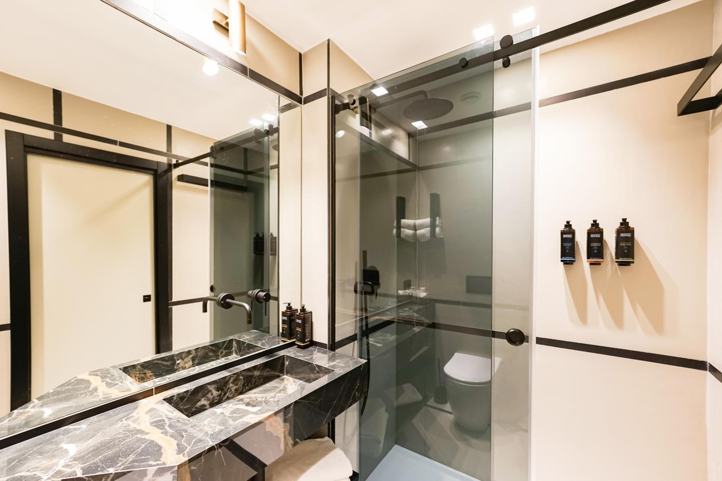 Executive Suite - Photo 11