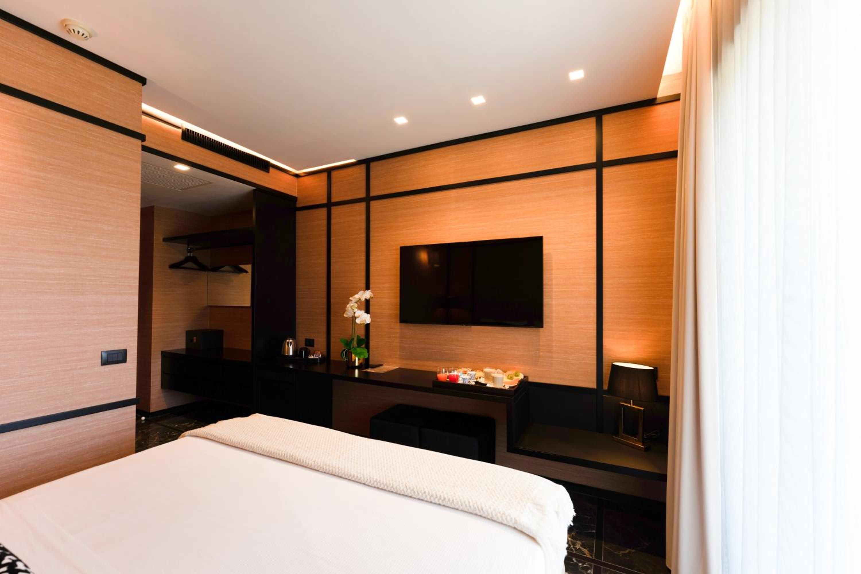 Executive Suite - Photo 7