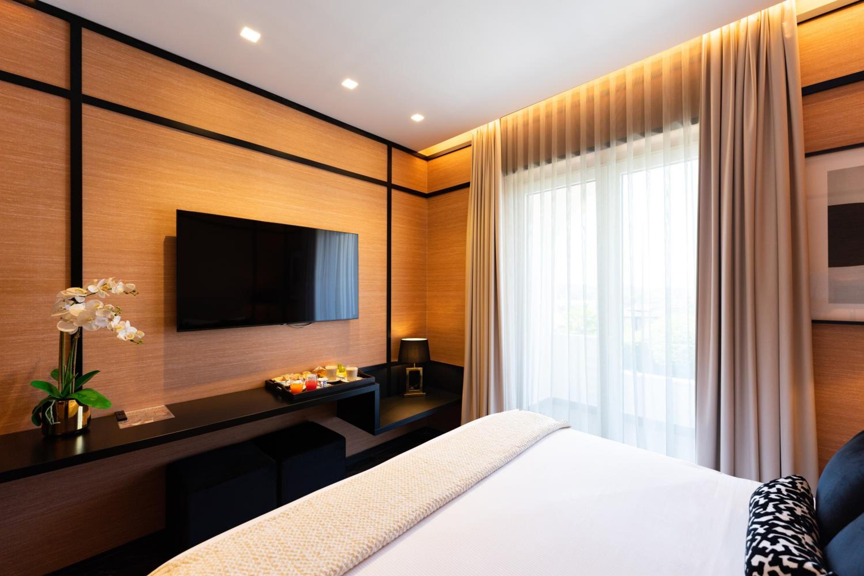 Executive Suite - Photo 4