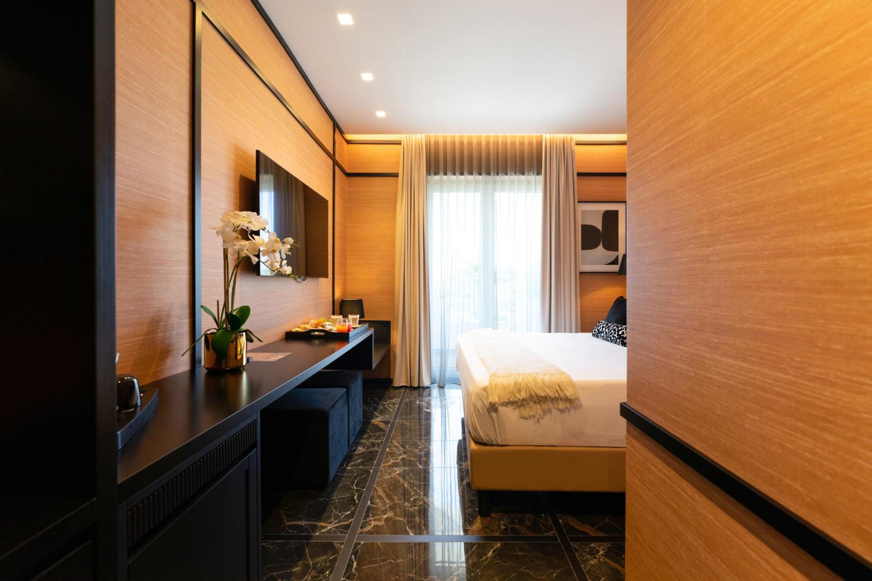 Executive Suite - Photo 8