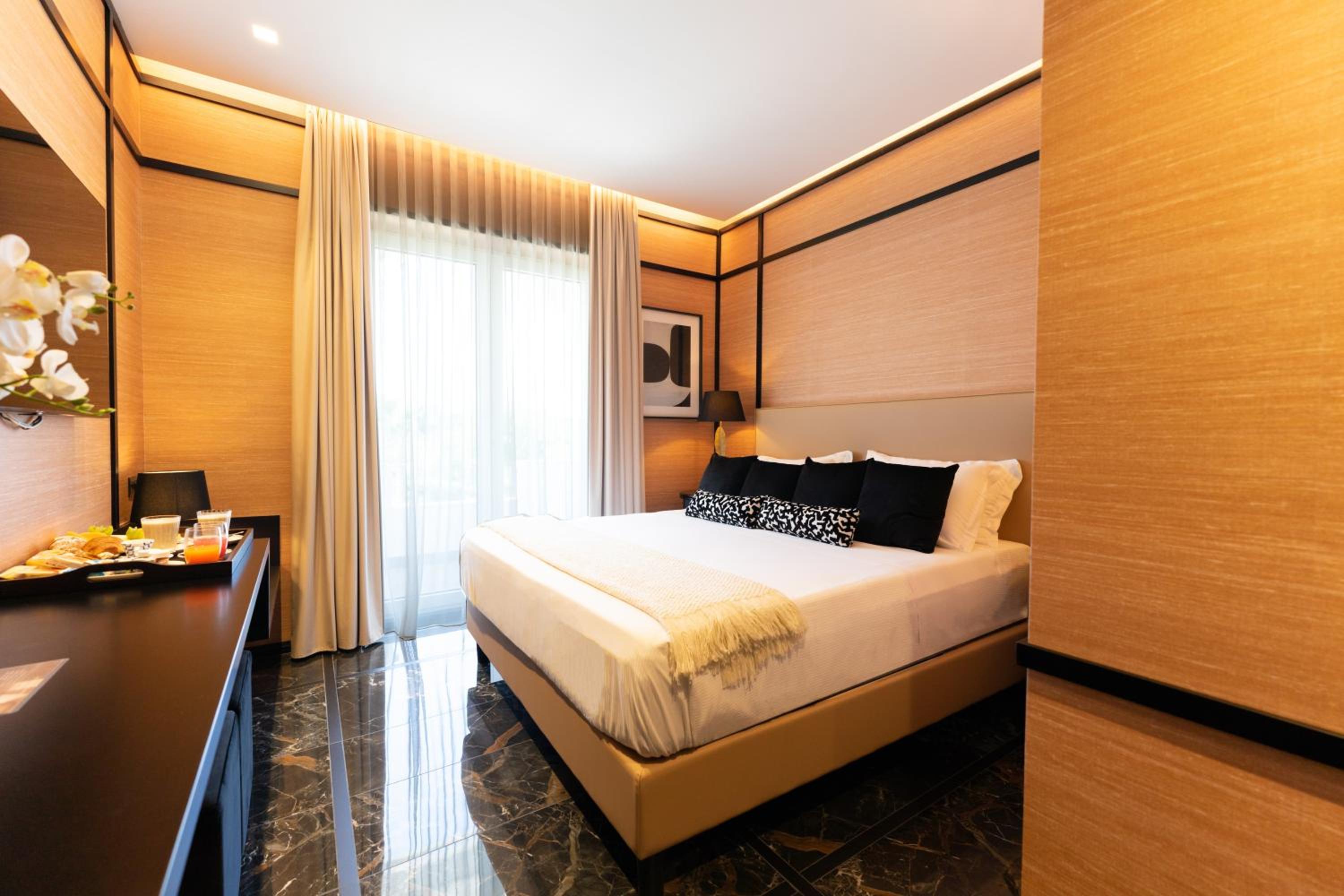Executive Suite - Photo 2