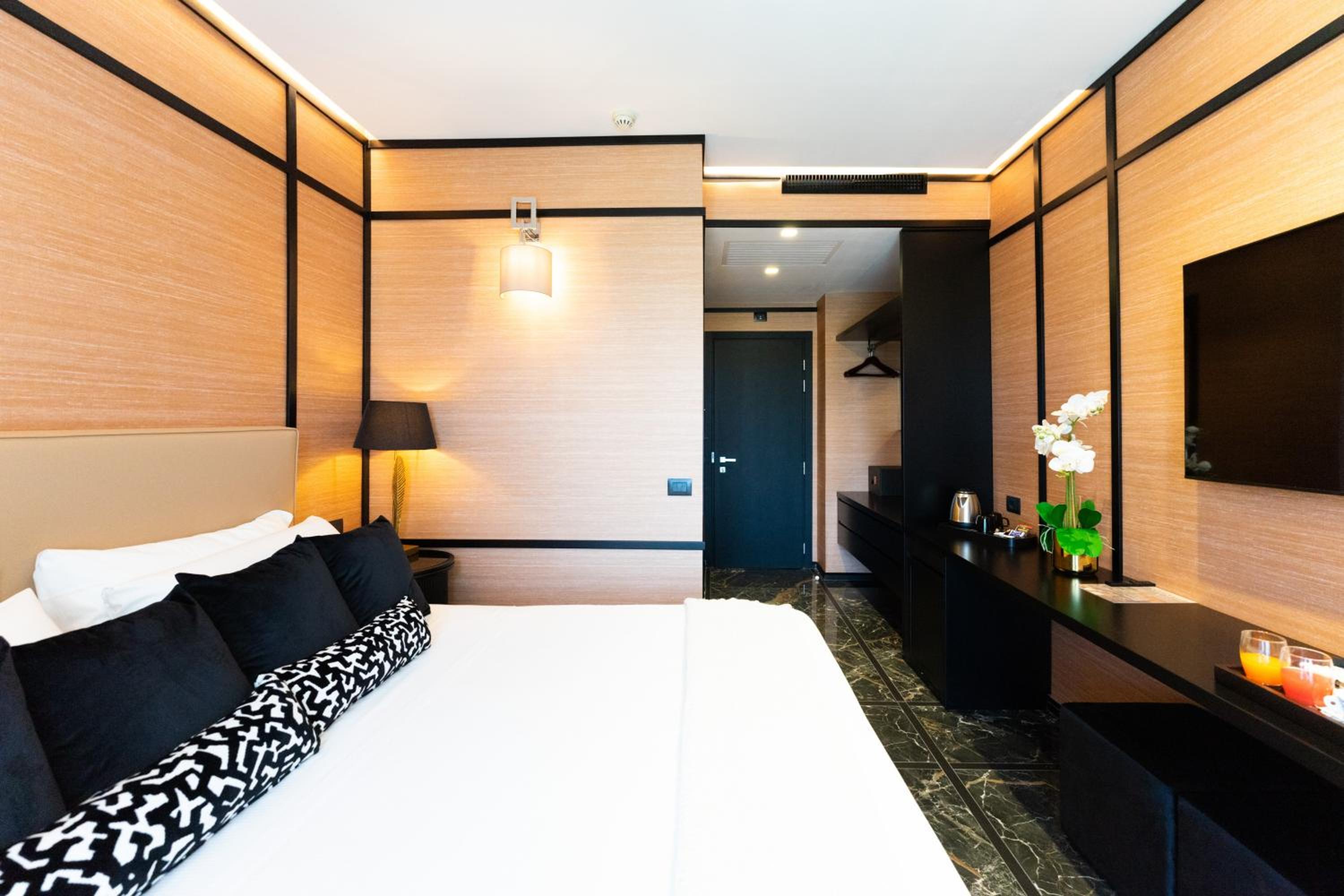 Executive Suite - Photo 3
