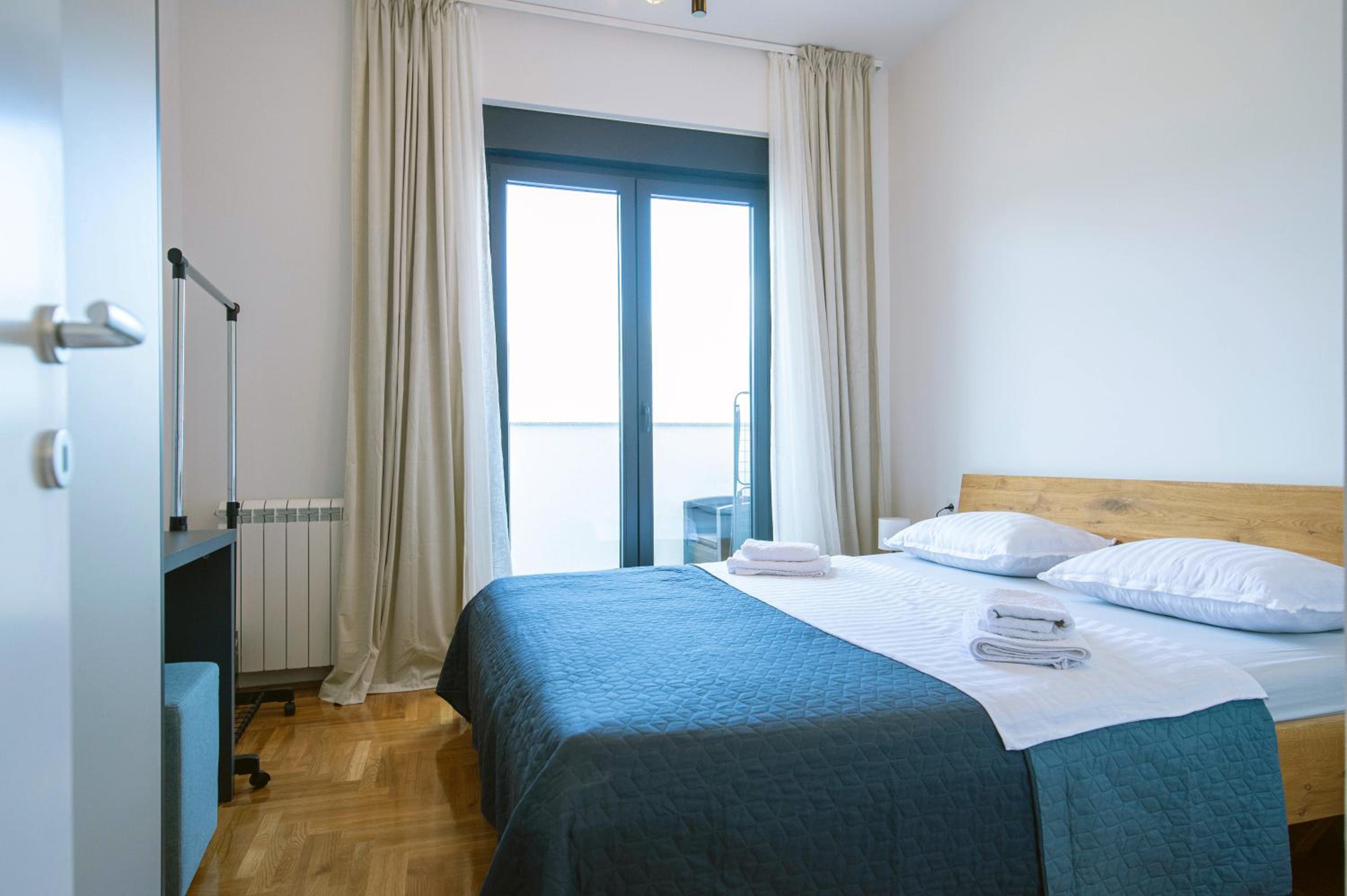 One-Bedroom Apartment with Balcony and City View photo 3